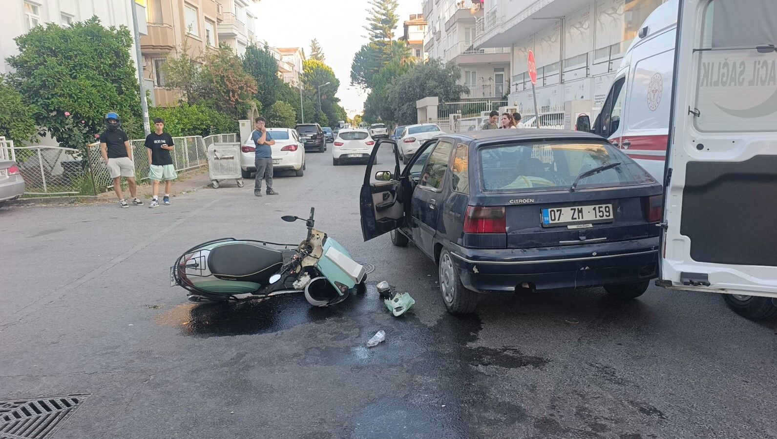 Antalya'da Otomobil Ile Motosiklet Çarpıştı 1 Yaralı, Kaza Anı Kamerada (3)