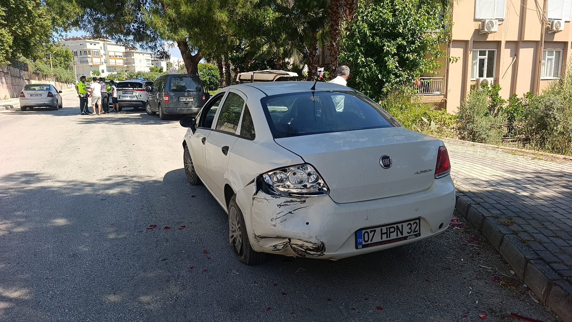 Antalya'da Park Halindeki Araca Çarptı 1 Yaralı (1)-1