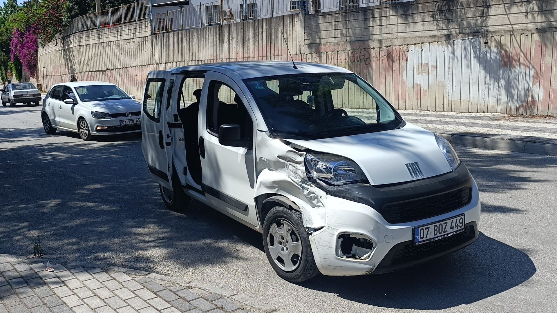 Antalya'da Park Halindeki Araca Çarptı 1 Yaralı (2)