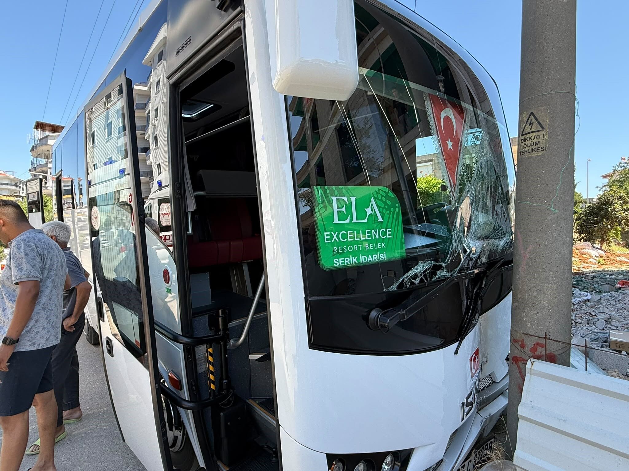 Antalya'da Sürücü Rahatsızlandı, Midibüs Kontrolden Çıktı (2)