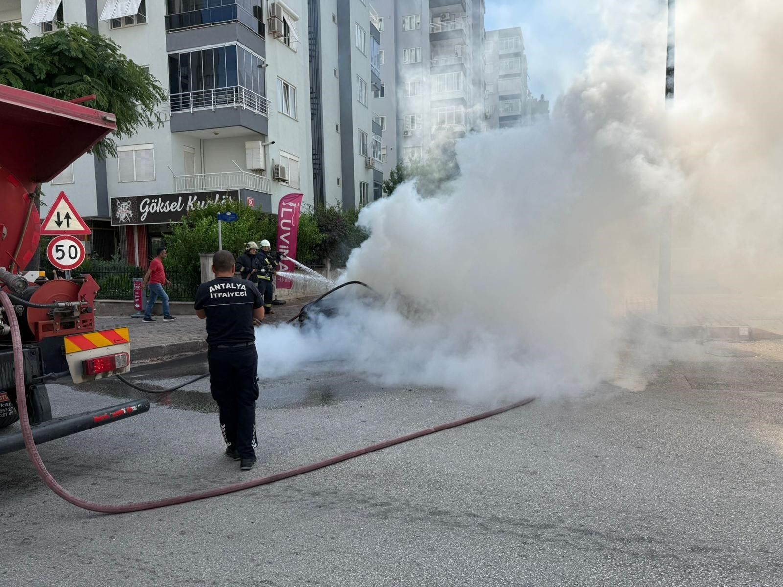 Antalya'da Torpidoda Başlayan Yangın Aracı Yok Etti (5)