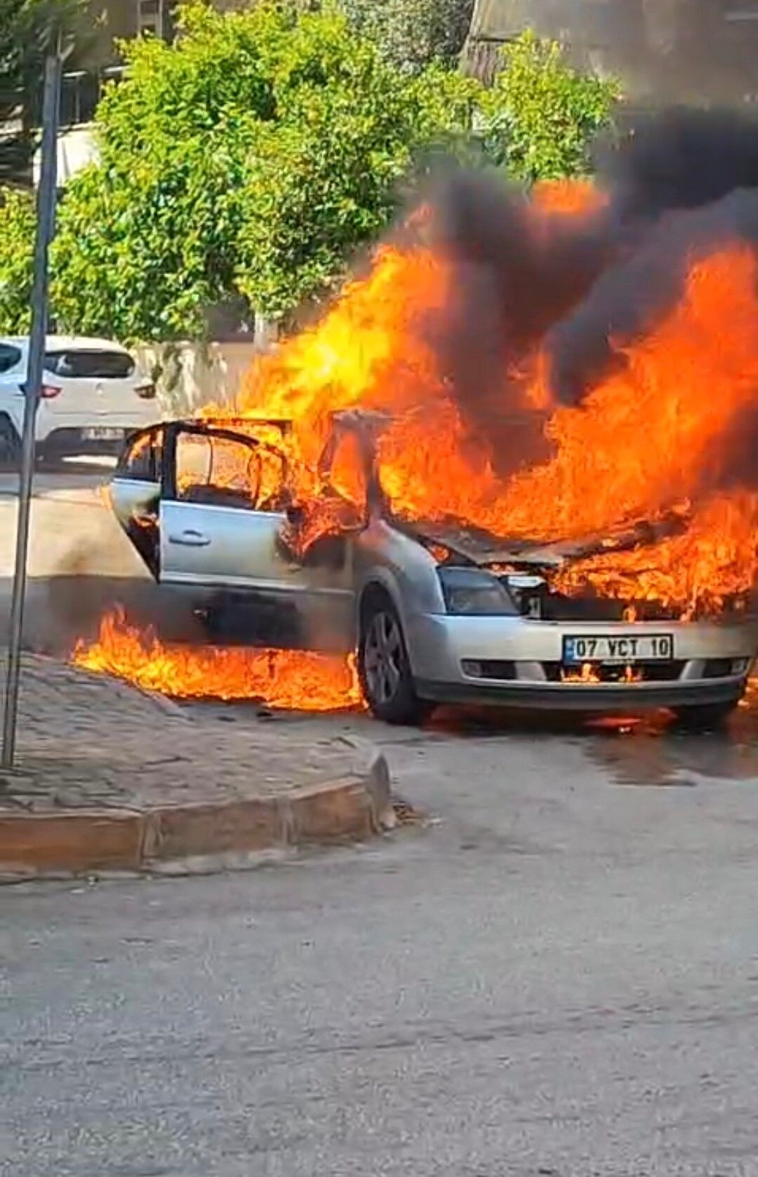 Antalya'da Torpidoda Başlayan Yangın Aracı Yok Etti (8)