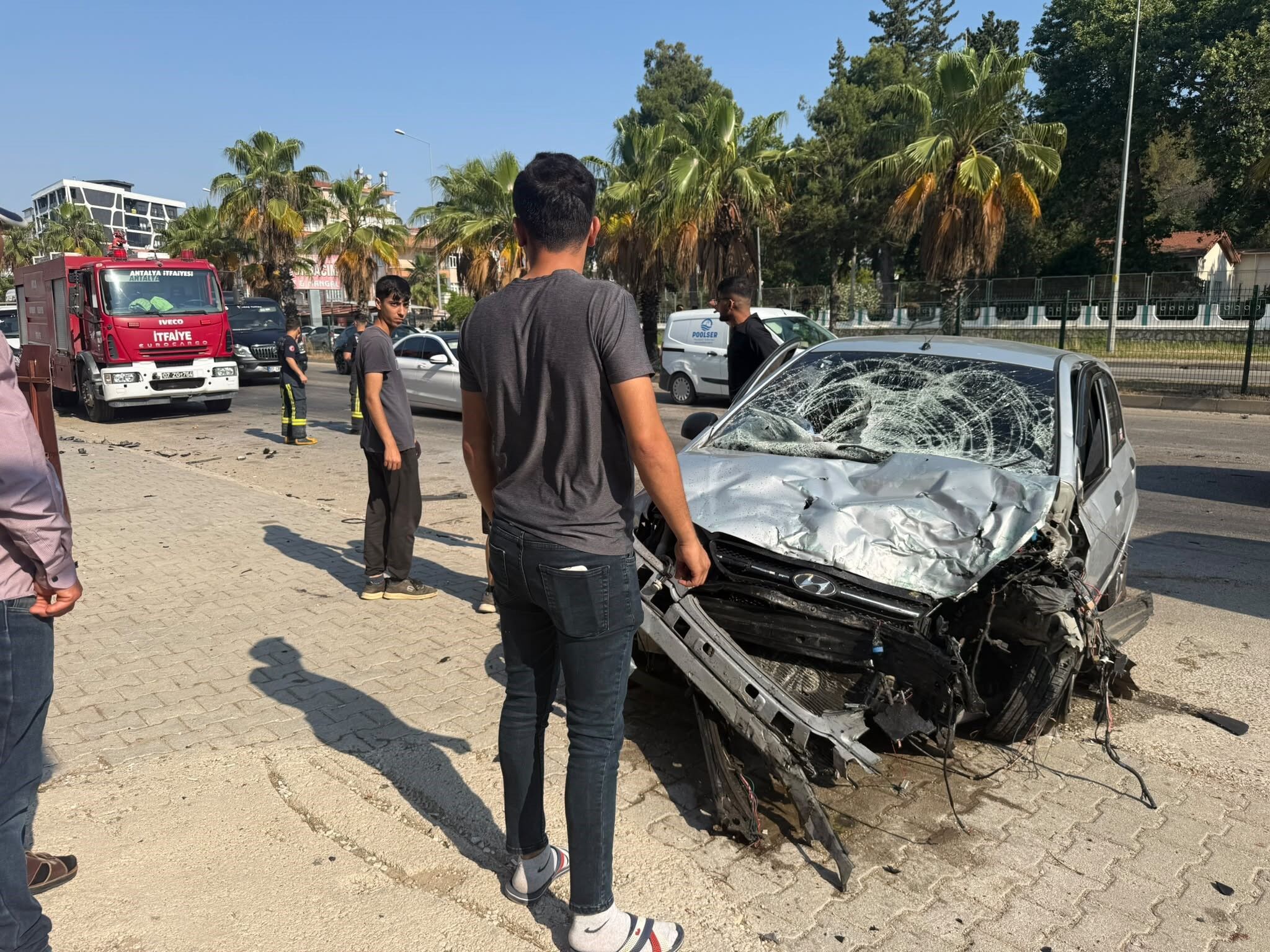 Antalyada Trafik Kazası Araç Savruldu (2)