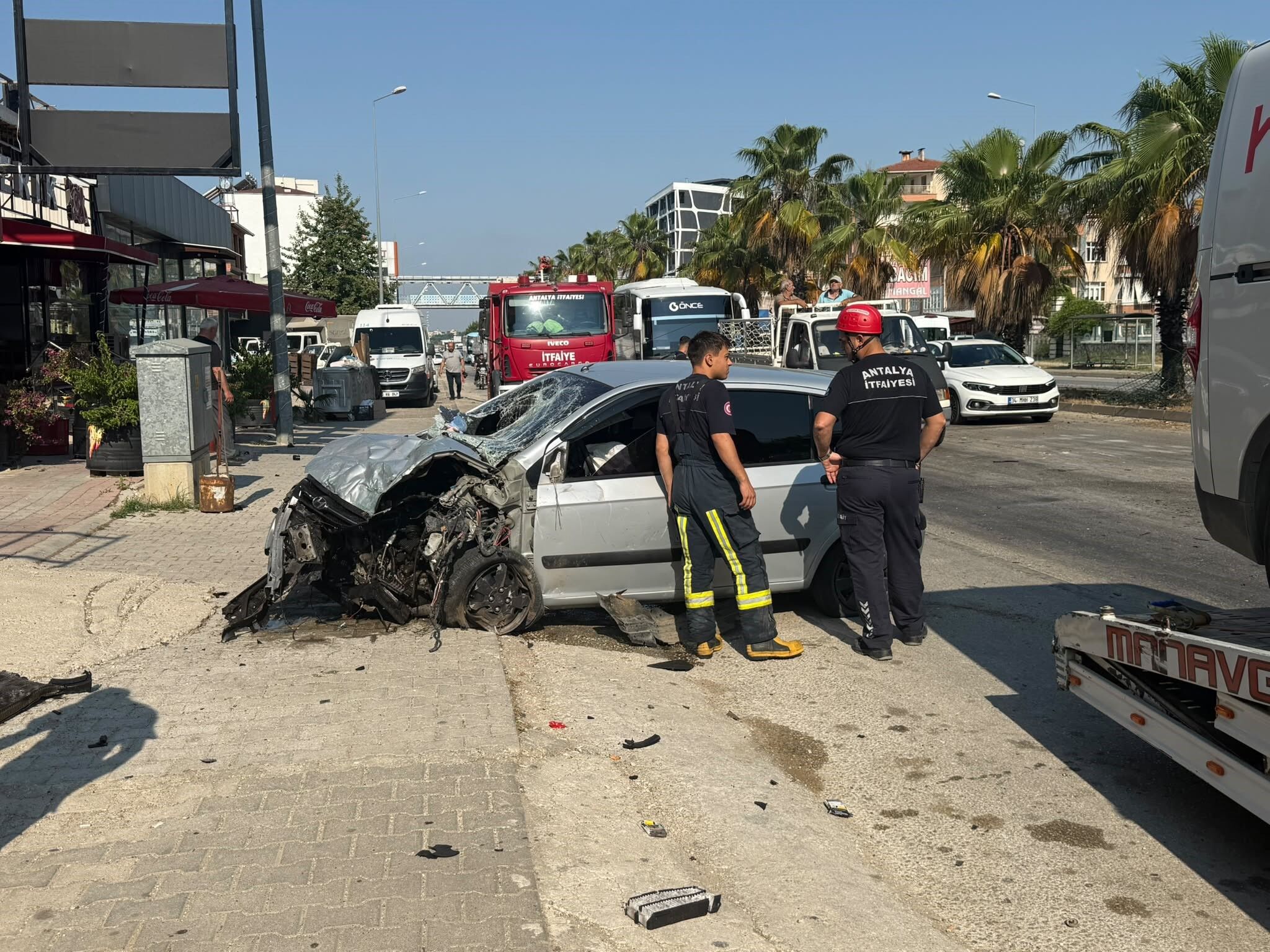 Antalyada Trafik Kazası Araç Savruldu (3)