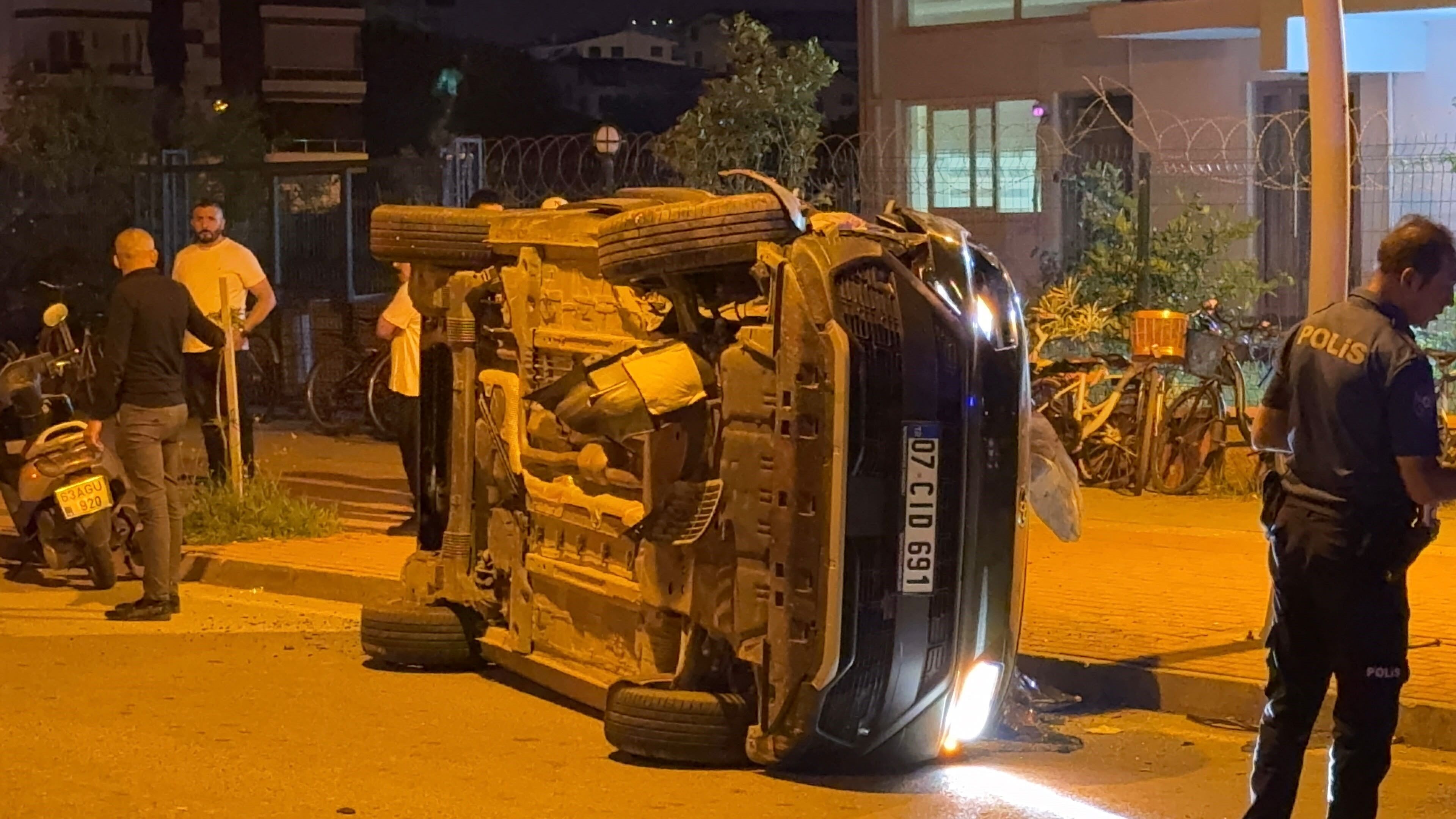Gazipaşa'da Alkollü Sürücü Kaza Yaptı! Takla Atan Otomobil Ortalığı Savaş Alanına Çevirdi (1)-1