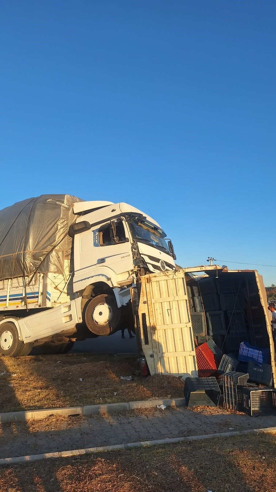 Gazipaşa'da Tır Kamyoneti Önüne Alarak Sürükledi (2)