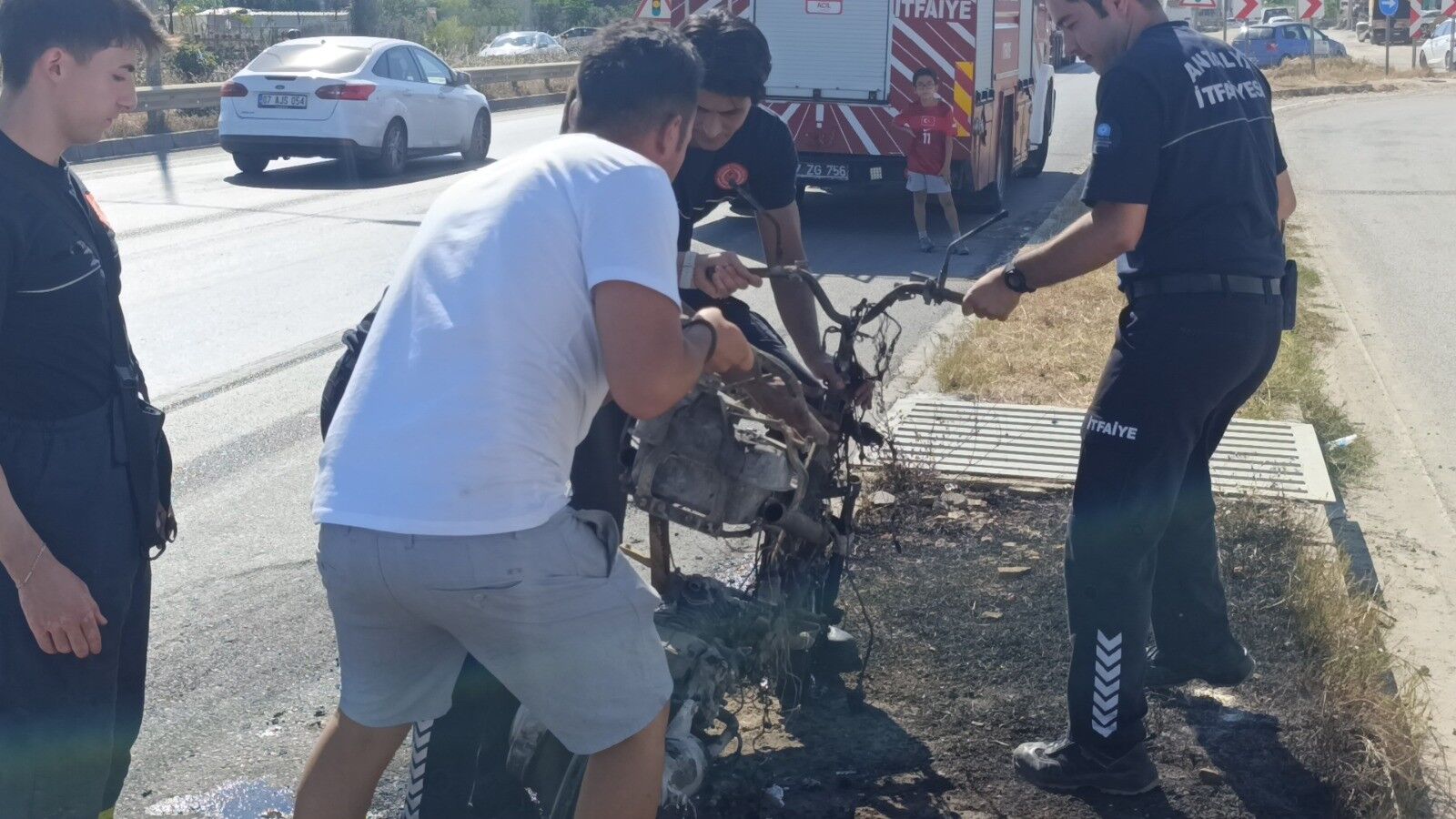 Manavgat'ta Yardım Etmek Yerine Motorun Yanışını Izlediler (4)