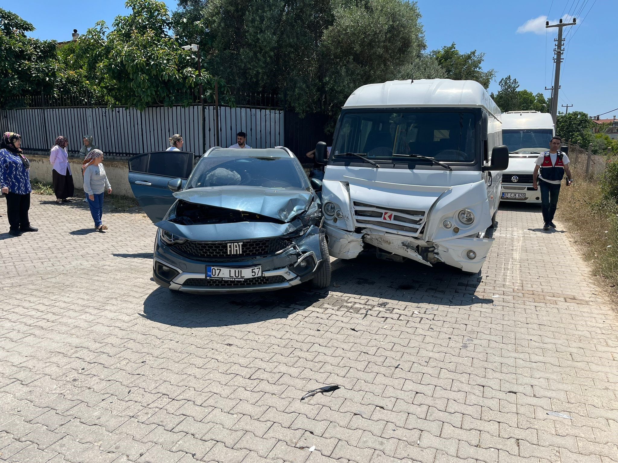 Okul Servisi Ile Otomobilin Çarpıştığı Kazada 7'Si Anaokulu Öğrencisi Olmak Üzere 9 Kişi Yaralandı. Yaralıların Hayati Tehlikesinin Bulunmadığı Öğrenildi (1)-1