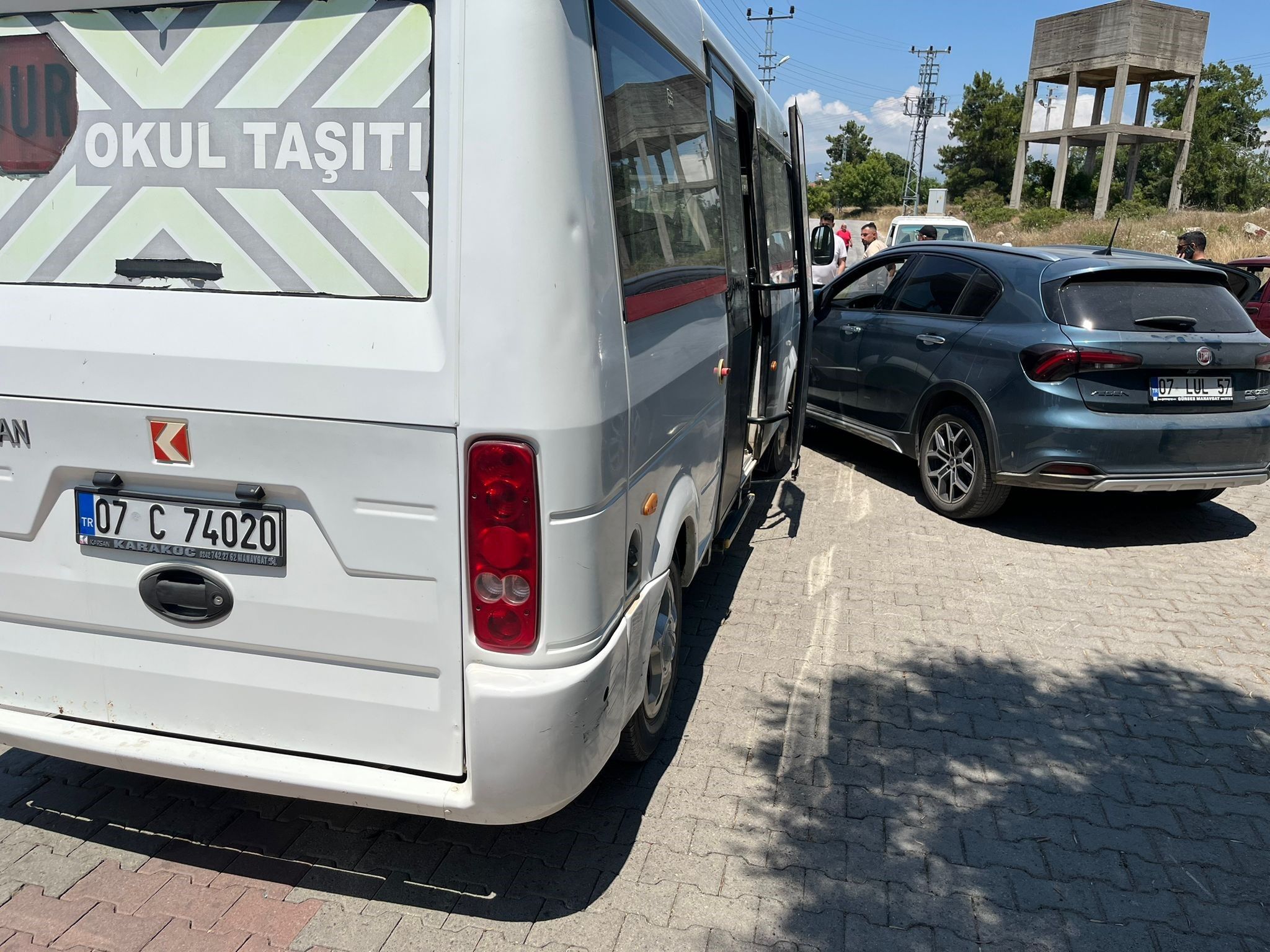 Okul Servisi Ile Otomobilin Çarpıştığı Kazada 7'Si Anaokulu Öğrencisi Olmak Üzere 9 Kişi Yaralandı. Yaralıların Hayati Tehlikesinin Bulunmadığı Öğrenildi (2)