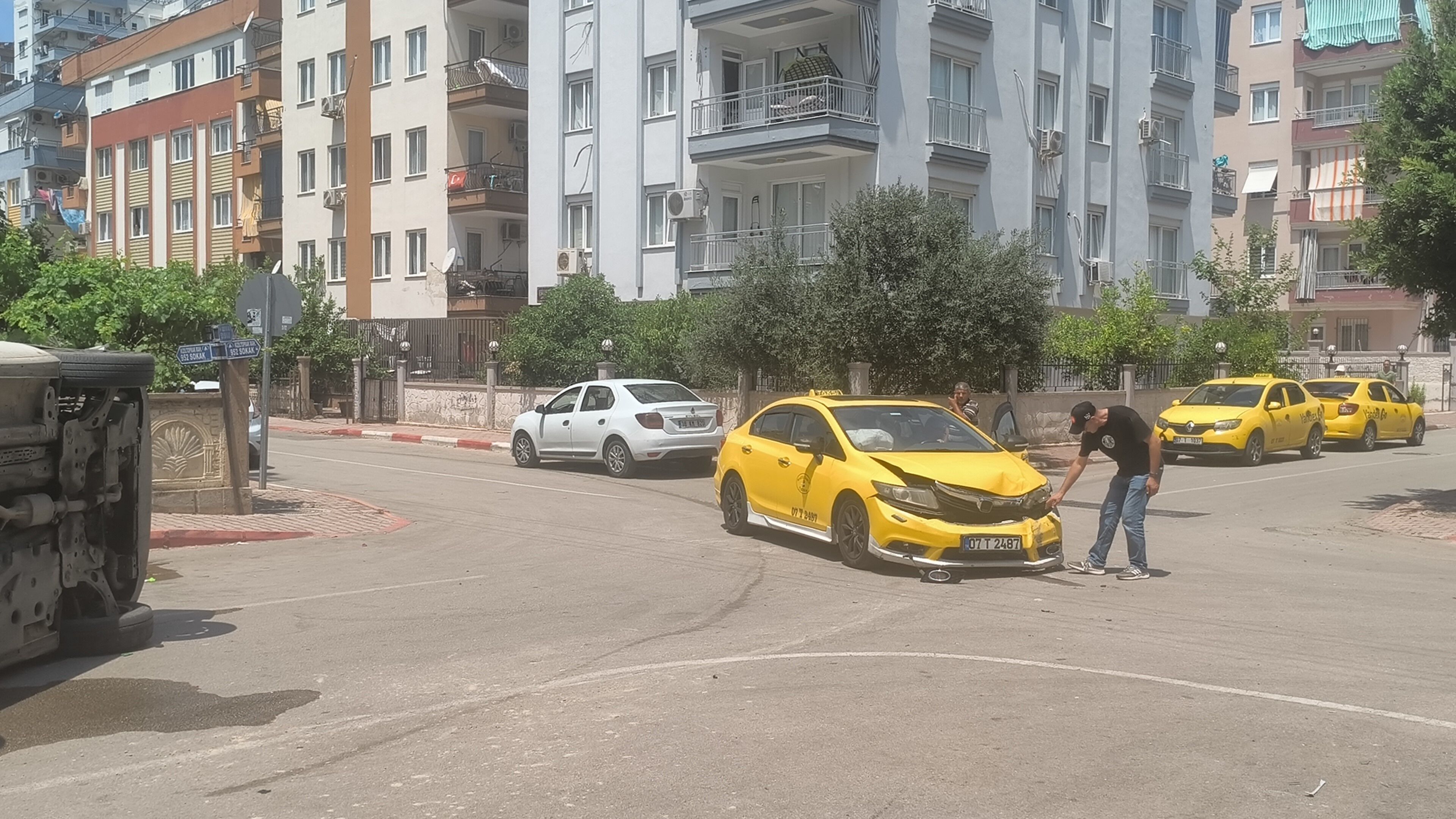 Taksiyle Çarpışan Araç Yan Yattı (1)-1