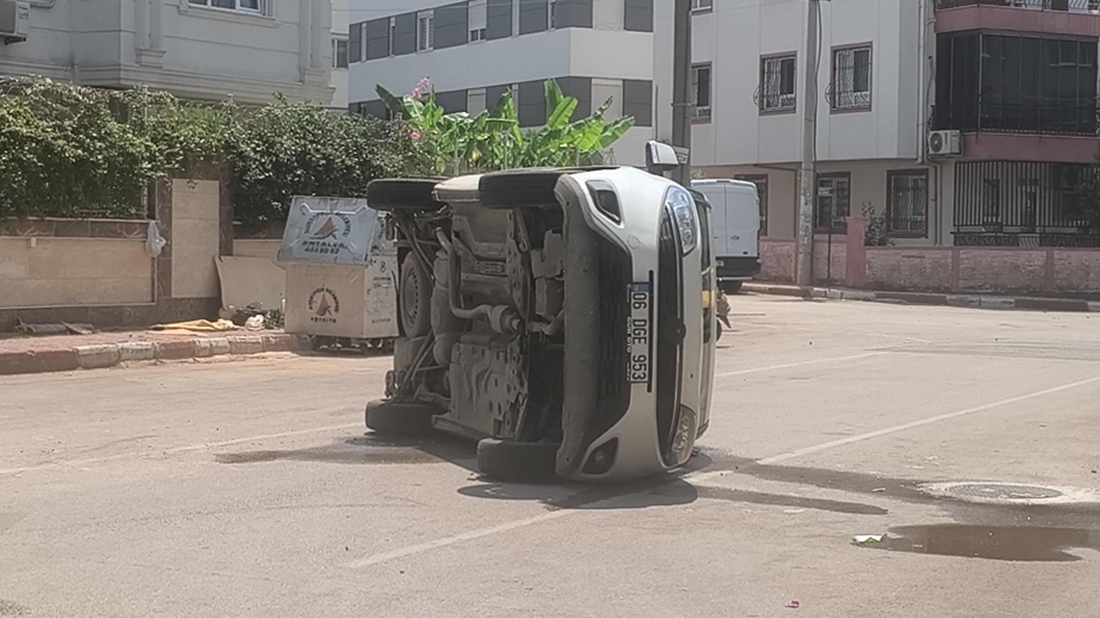 Taksiyle Çarpışan Araç Yan Yattı (2)