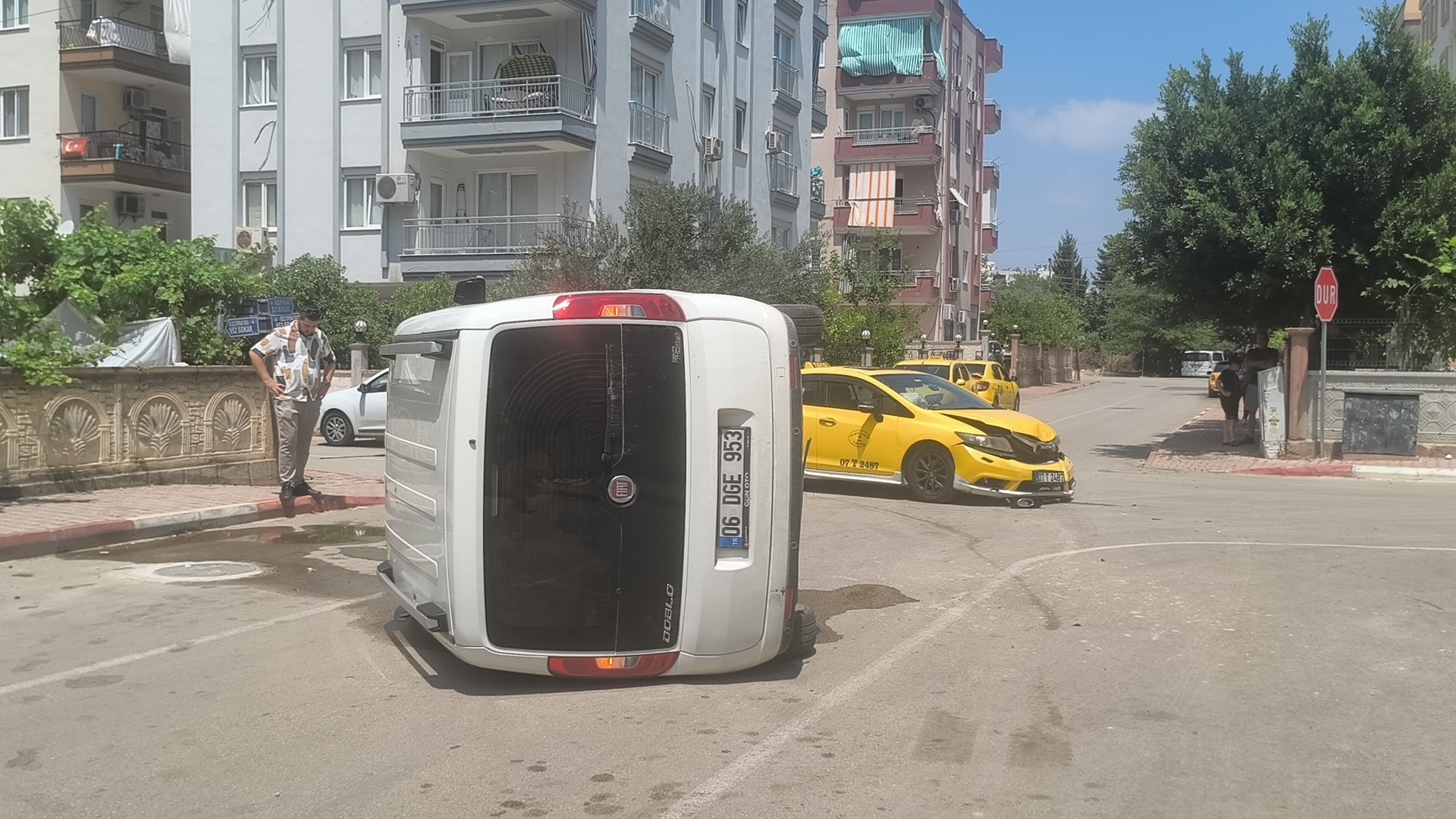 Taksiyle Çarpışan Araç Yan Yattı (3)