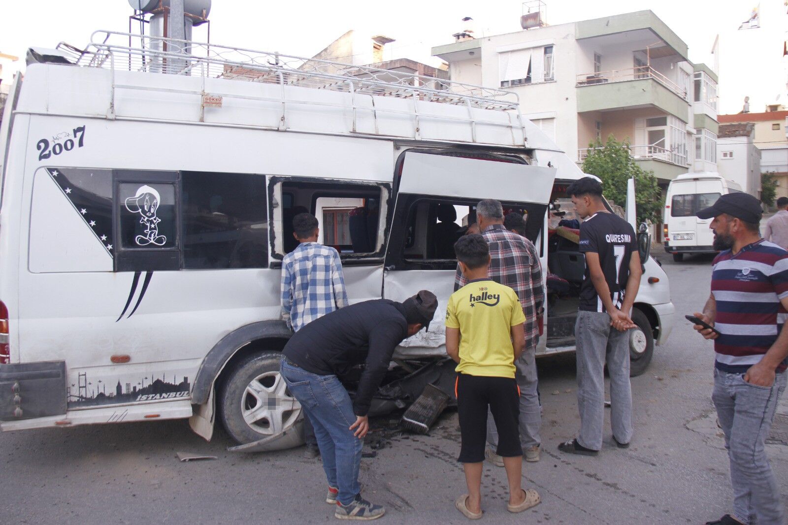 Tarım Işçilerini Taşıyan Iki Minibüs Çarpıştı 5 Yaralı (1)