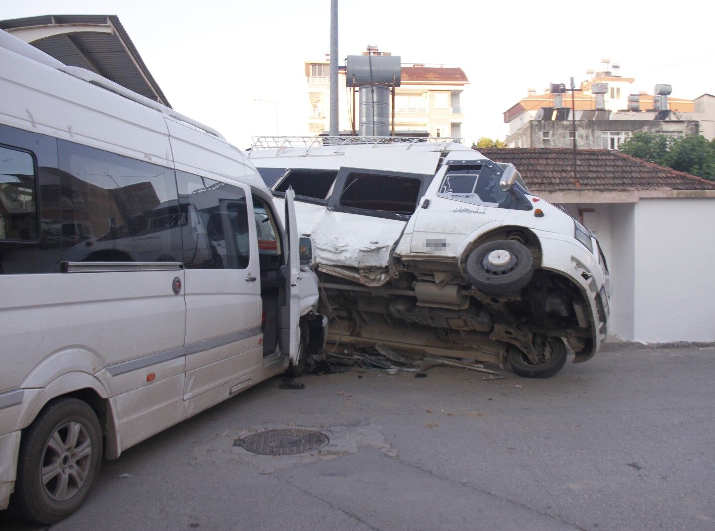 Tarım Işçilerini Taşıyan Iki Minibüs Çarpıştı 5 Yaralı (2)