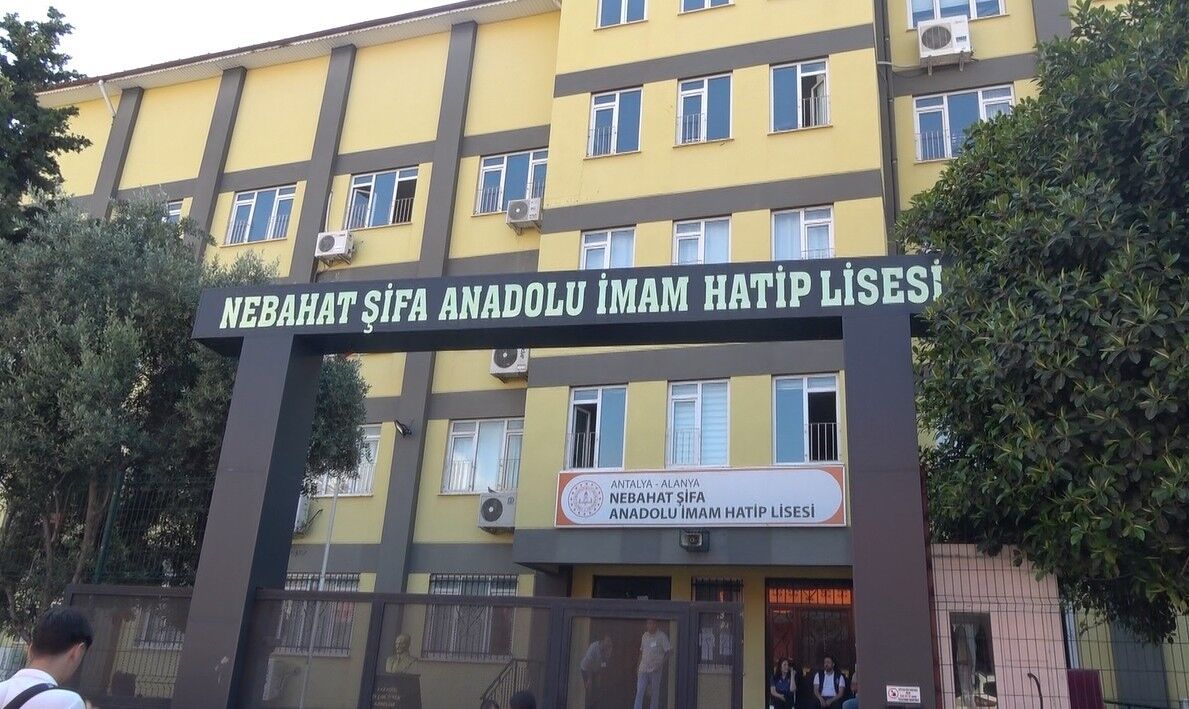 Velilerden Sınav Kapısında Heyecanlı Bekleyiş Alanya Lgs (1)-1