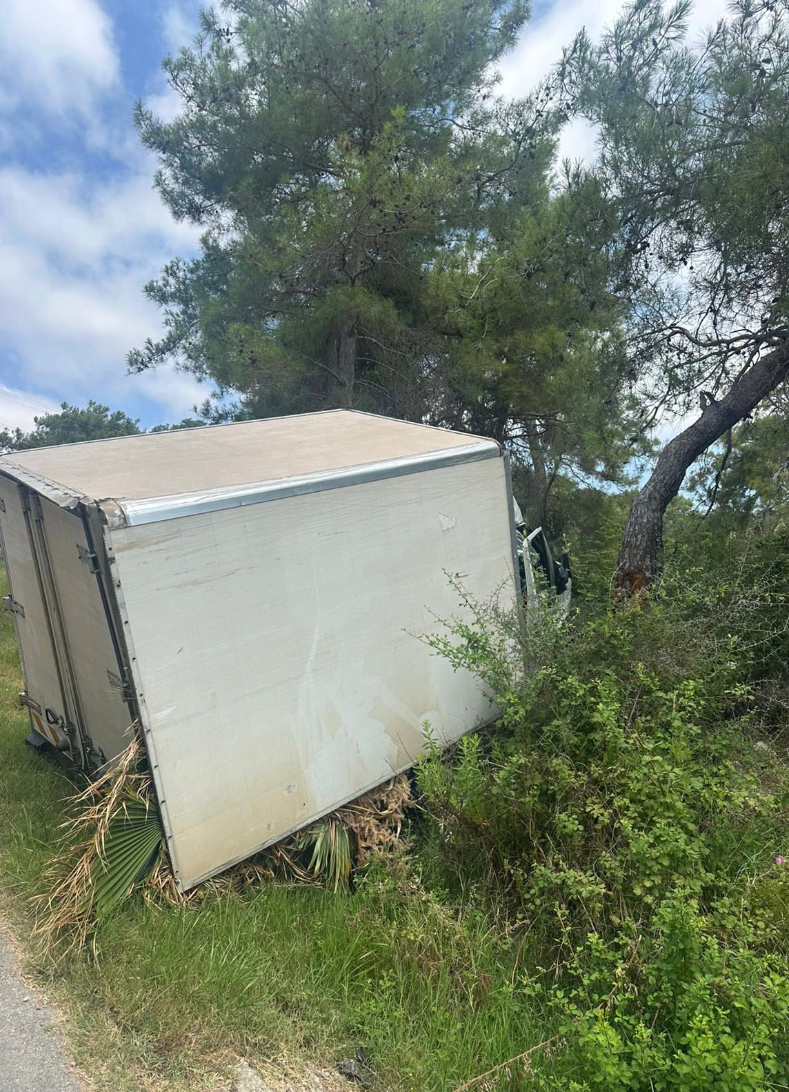 Alanya’da Ağaca Çarpan Kamyonette 1 Kişi Öldü, 1 Kişi Yaralandı (2)