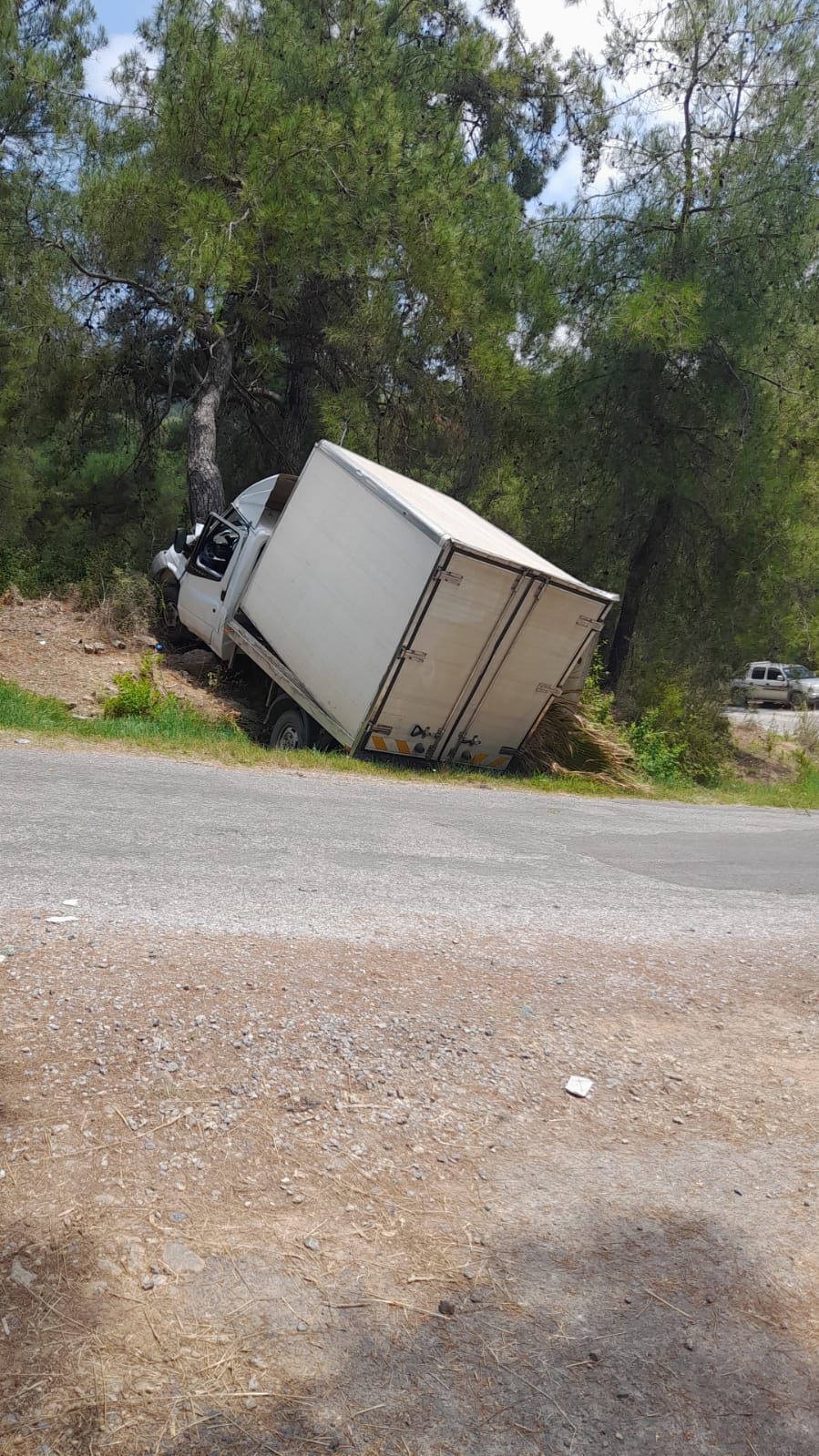 Alanya’da Ağaca Çarpan Kamyonette 1 Kişi Öldü, 1 Kişi Yaralandı (3)