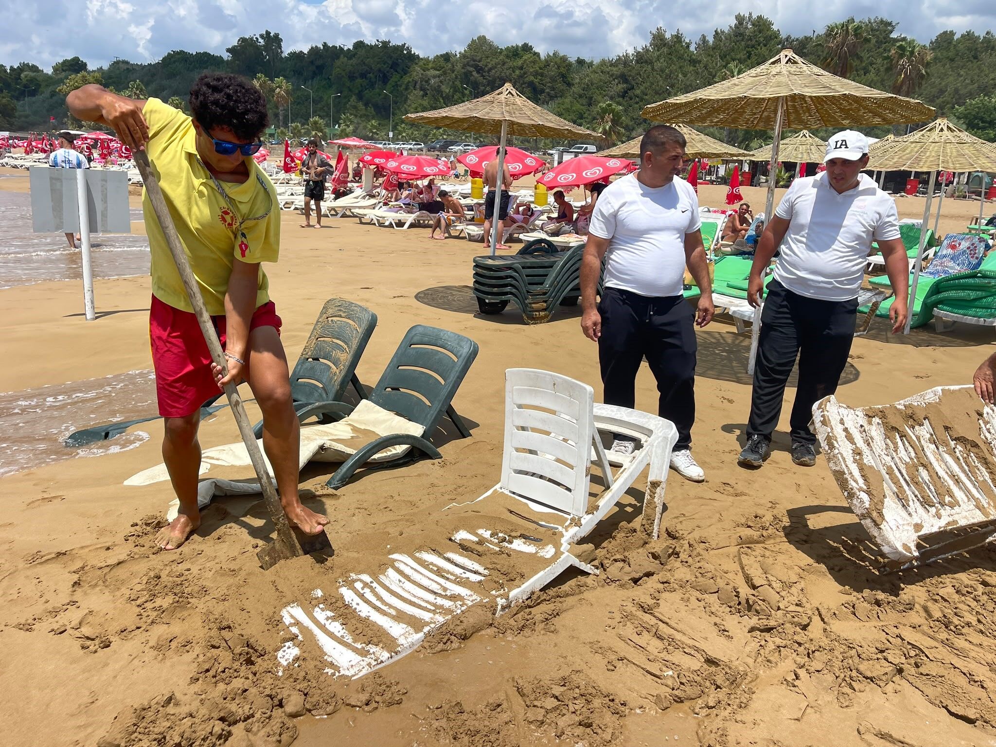 Alanya'da Dev Dalgalar Şezlongları Yuttu (3)