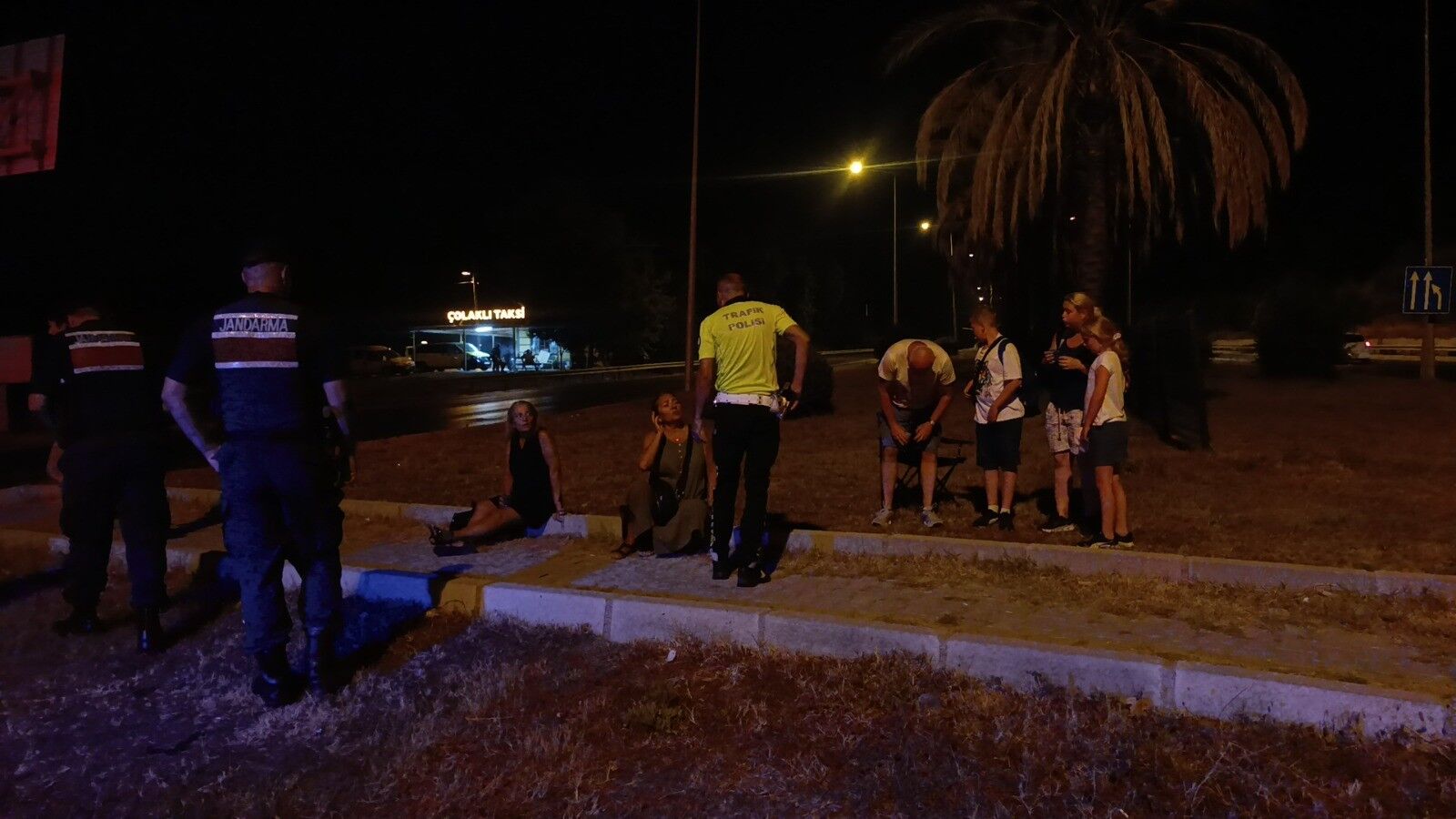 Antalya Manavgat D 400 Kara Yolunda Tur Minibüsünün Kırmızı Işıkta Bekleyen Otomobile Arkadan Çarpması Sonucu 3 Kişi Yaralandı. (1)