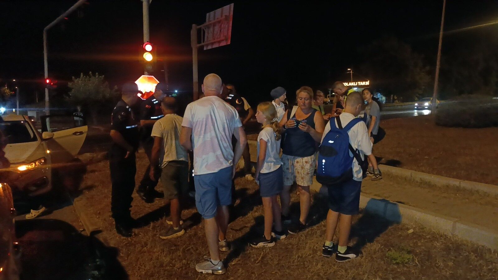 Antalya Manavgat D 400 Kara Yolunda Tur Minibüsünün Kırmızı Işıkta Bekleyen Otomobile Arkadan Çarpması Sonucu 3 Kişi Yaralandı. (4)