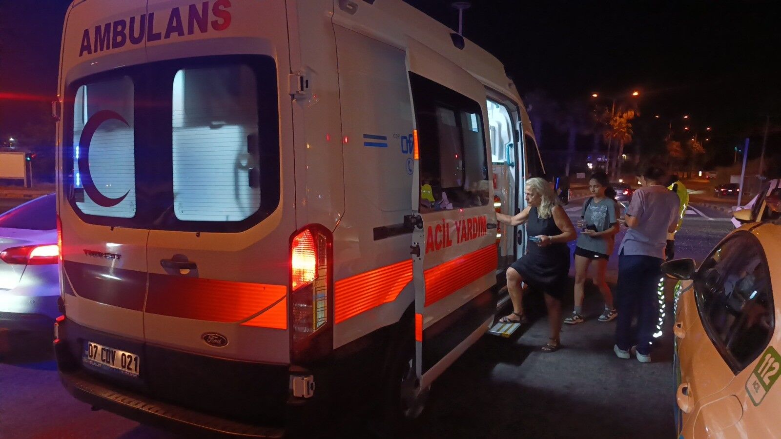 Antalya Manavgat D 400 Kara Yolunda Tur Minibüsünün Kırmızı Işıkta Bekleyen Otomobile Arkadan Çarpması Sonucu 3 Kişi Yaralandı. (6)
