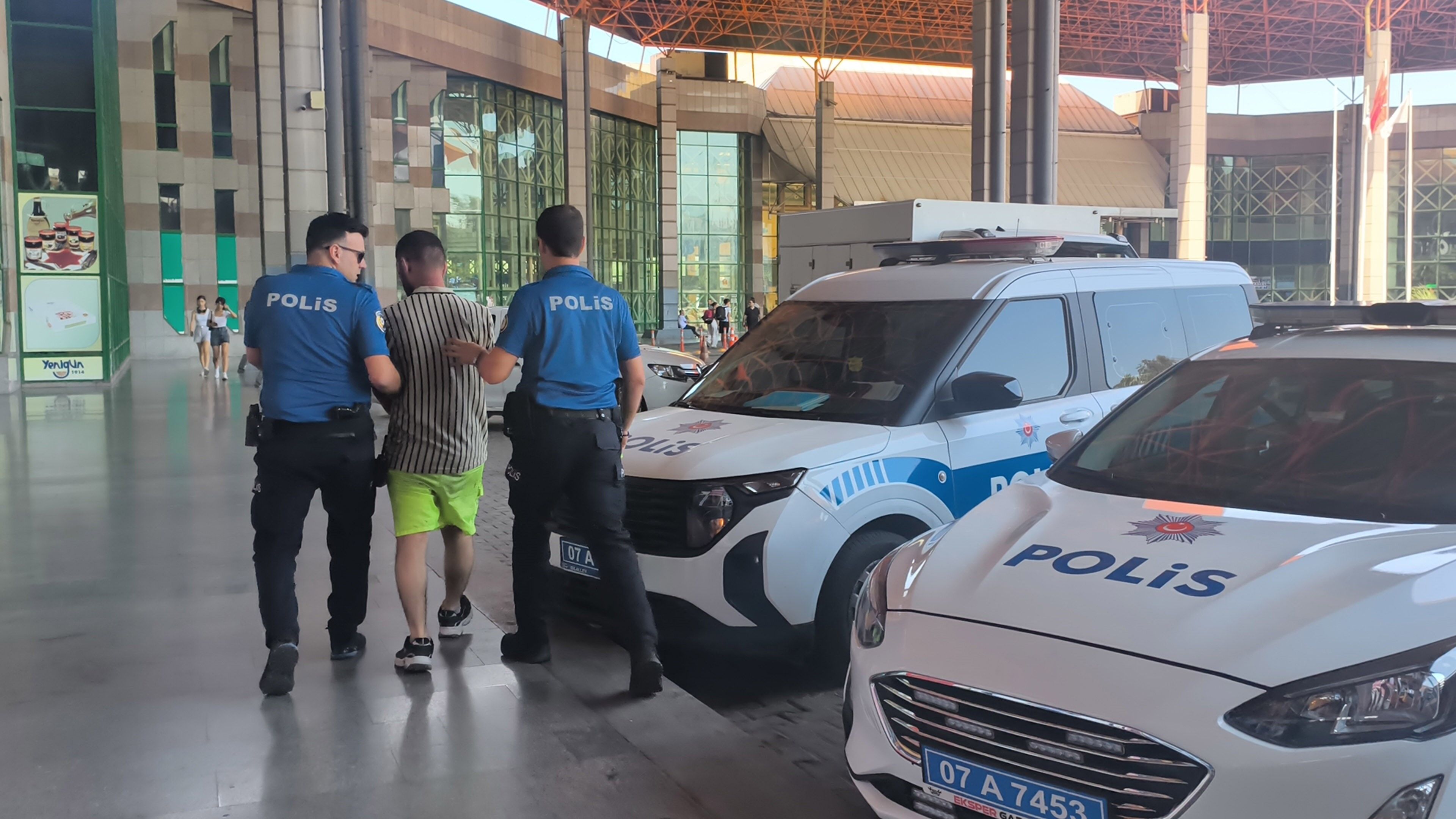 Antalya Otogarı'nda Kanlı Kavga! Çuvala Gizleyip Bıçakladı (2)