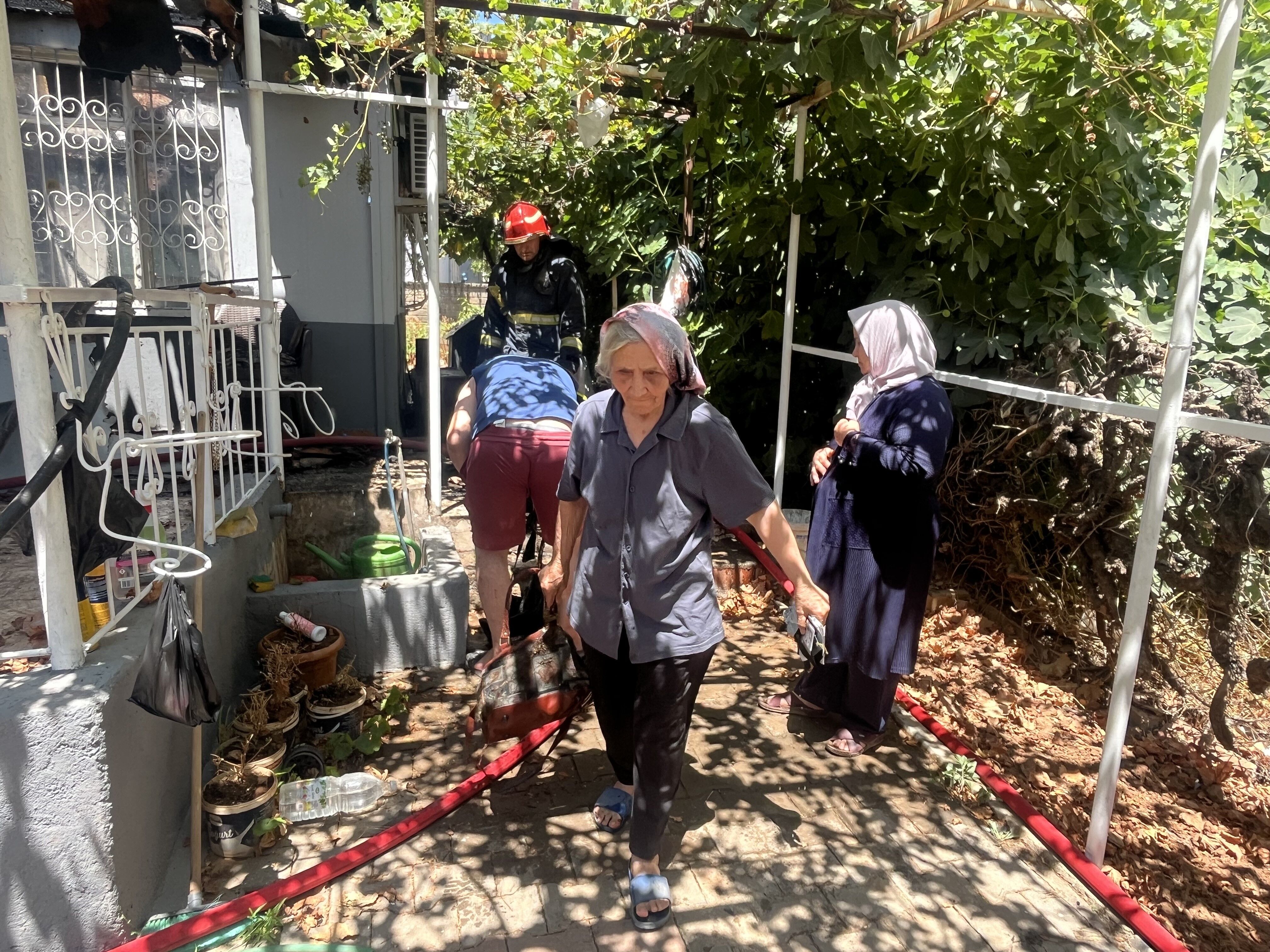 Antalya'da Alevler Tek Katlı Evi Yuttu (1)