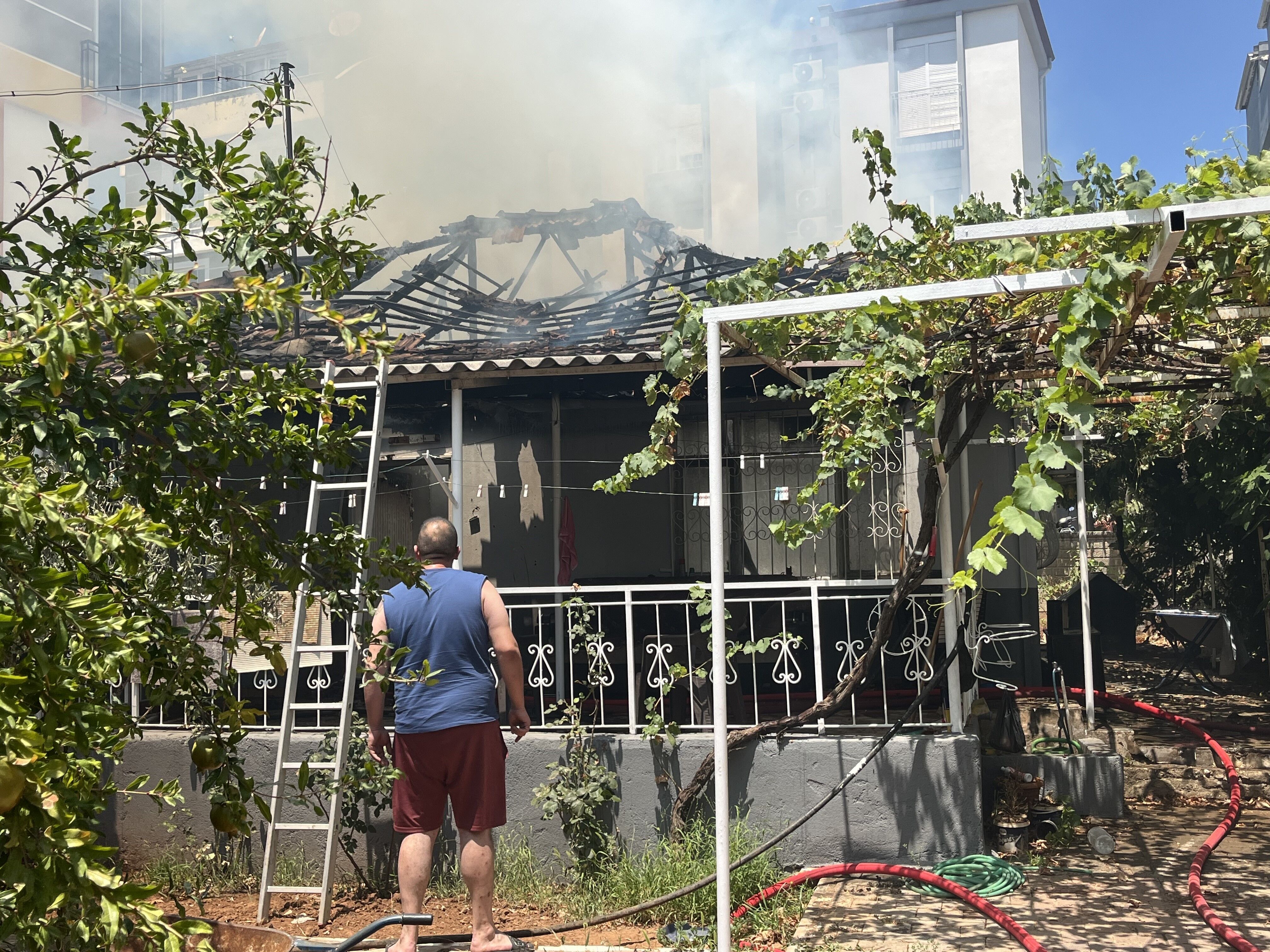 Antalya'da Alevler Tek Katlı Evi Yuttu (5)