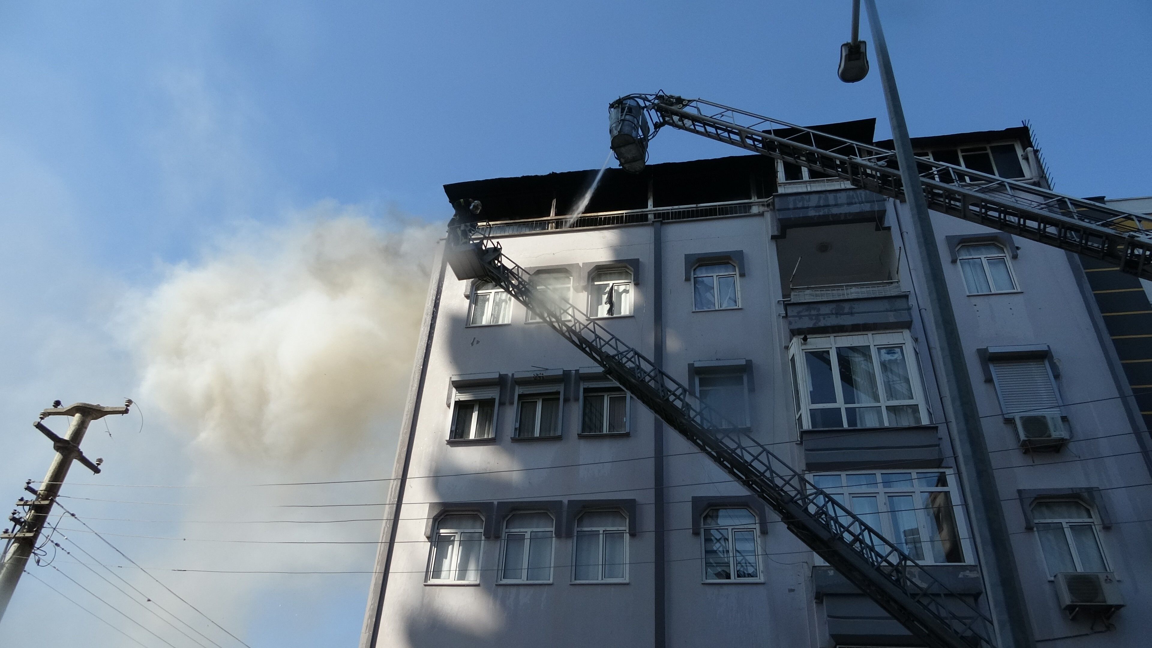 Antalya'da Alevlerin Arasında Can Pazarı! Pencere Kenarına Sığındılar (3)