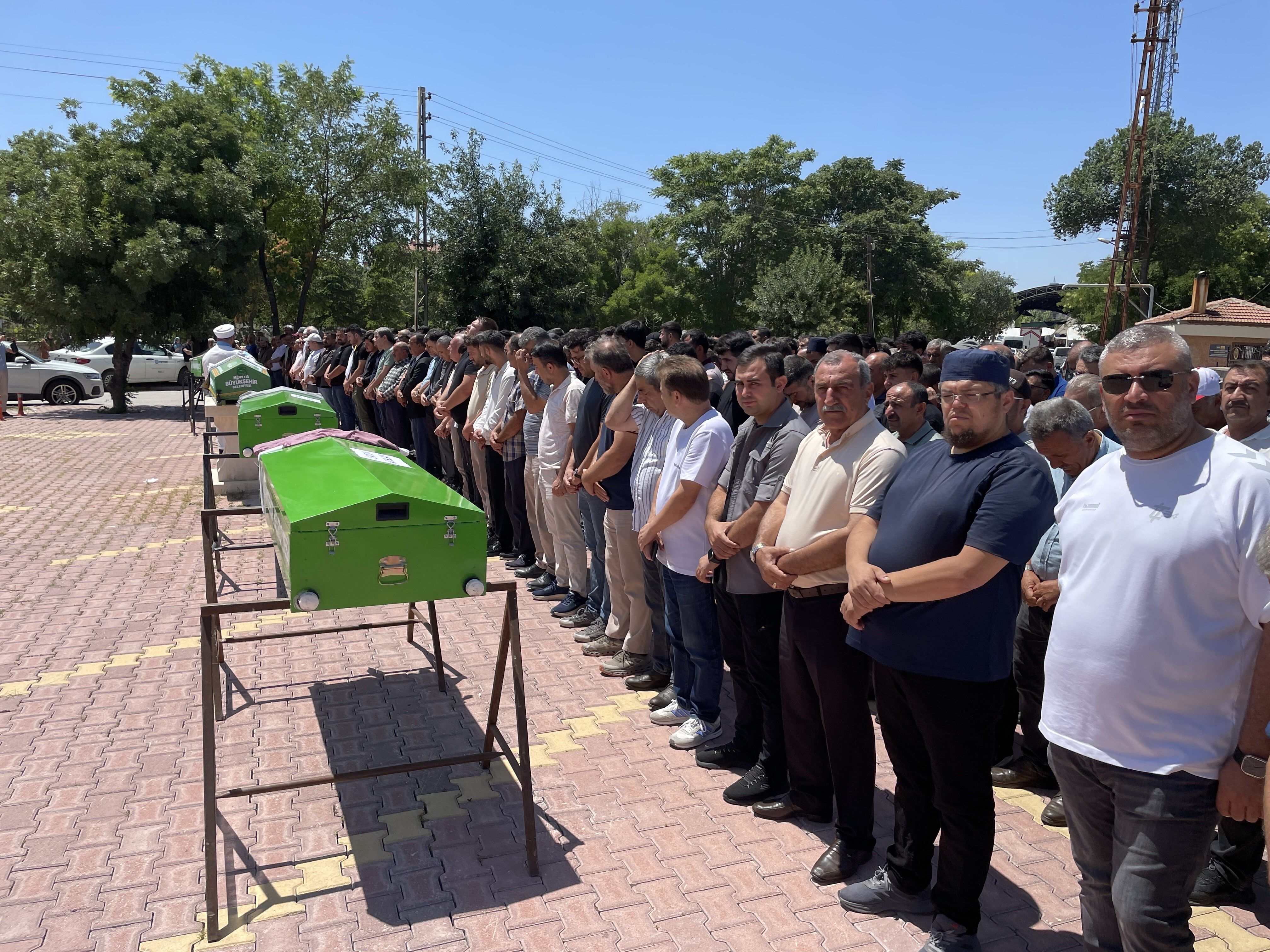 Antalya'da Feci Kazada Ölen Aile Konya'da Defnedildi (2)