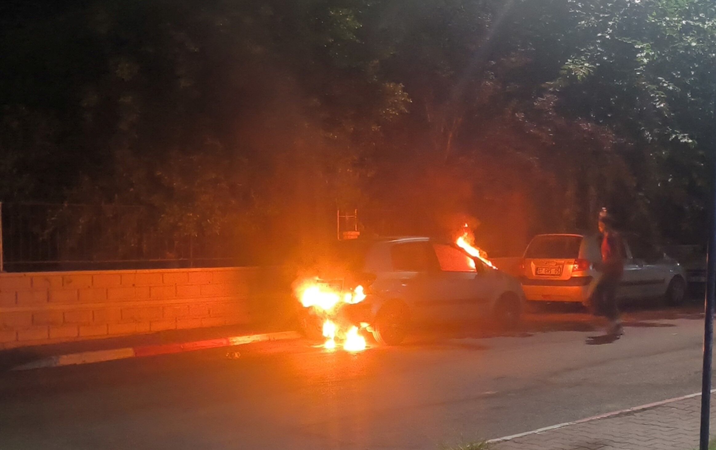 Antalya'da Gece Saatlerinde Çıkan Yangına Su Şişeleriyle Müdahale Ettiler (4)