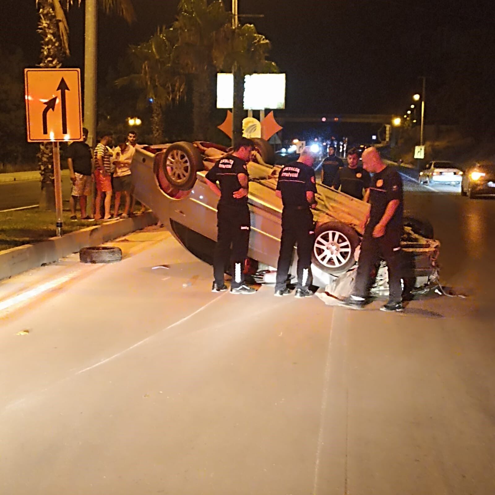Antalya'da Kontrolden Çıkan Araç Ters Döndü (1)