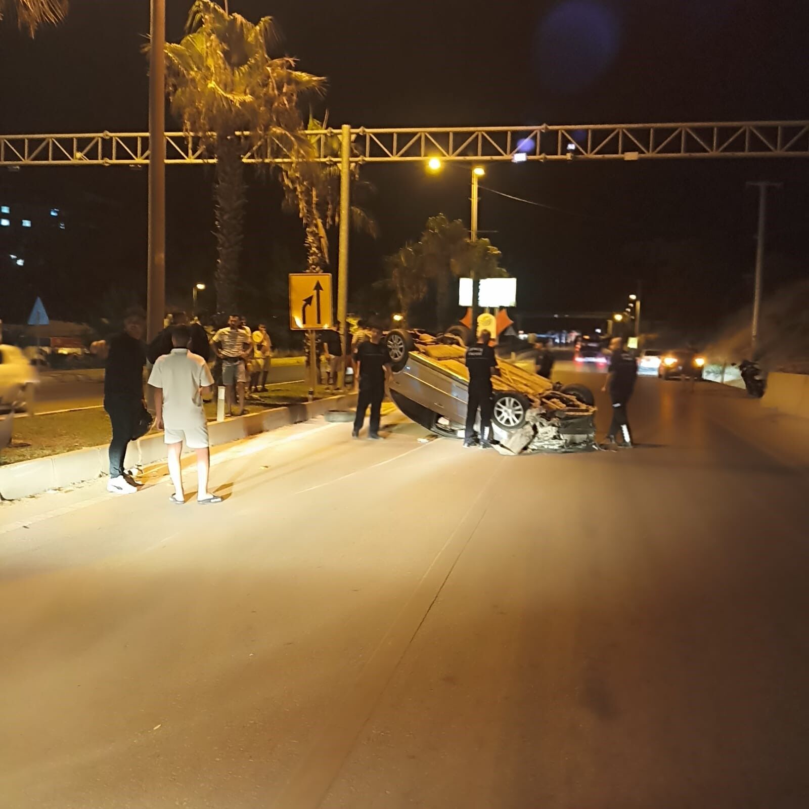 Antalya'da Kontrolden Çıkan Araç Ters Döndü (2)
