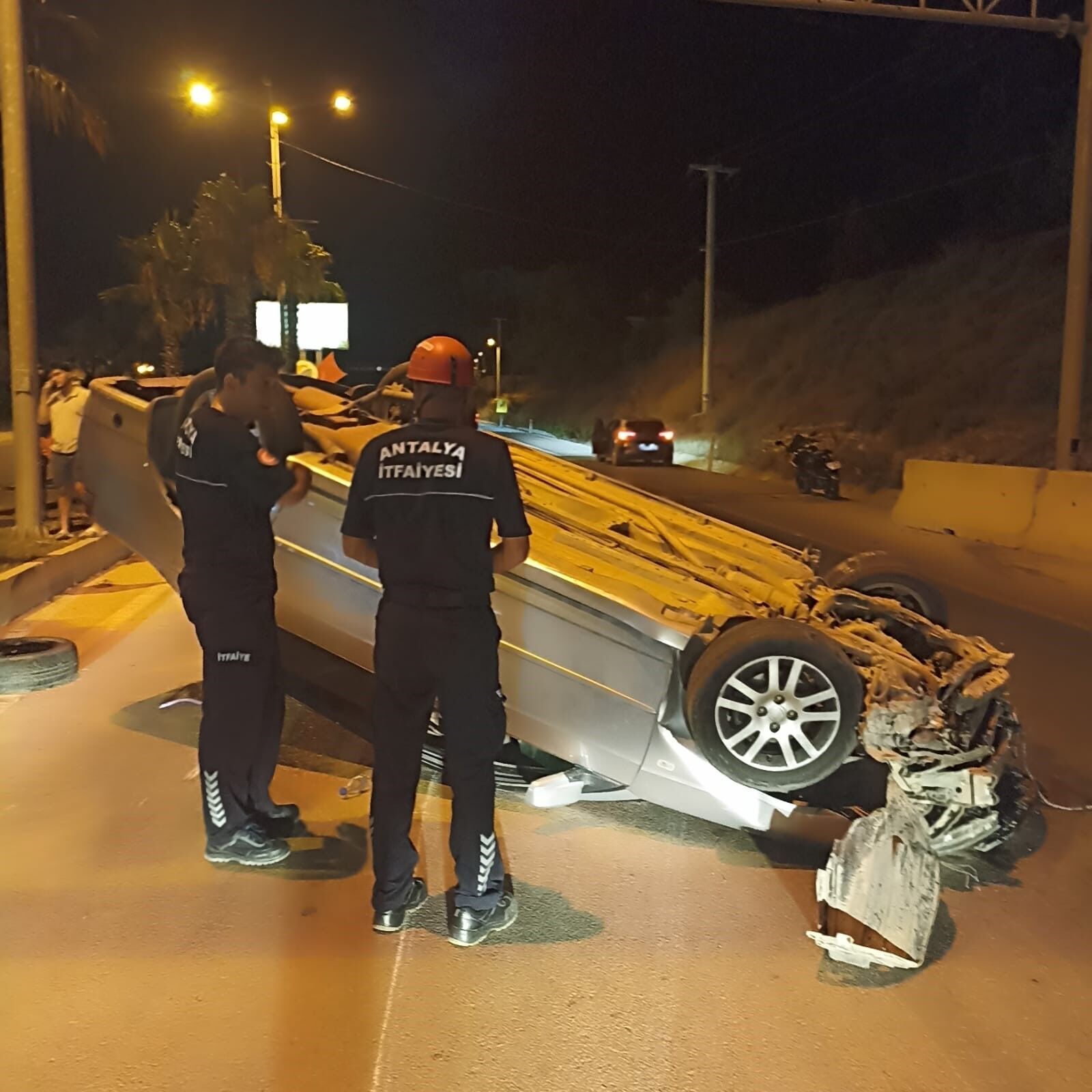 Antalya'da Kontrolden Çıkan Araç Ters Döndü (3)