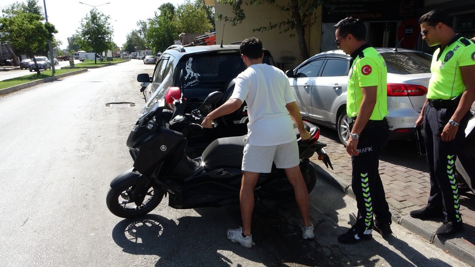 Antalya'da Motosiklet Aracın Altına Girdi (2)