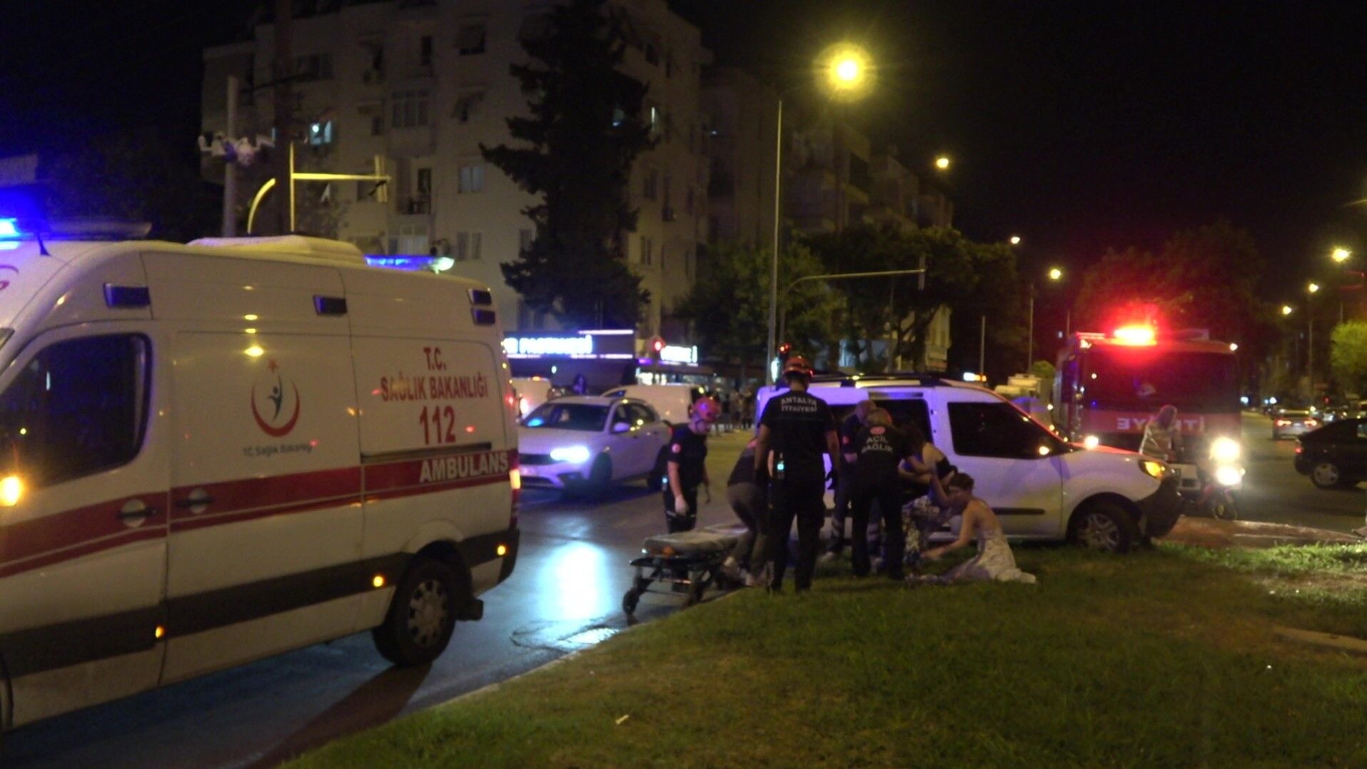 Antalya'da Ortalık Karıştı! Araçlardan Çıkamadılar (1)