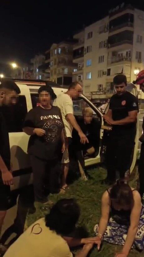 Antalya'da Ortalık Karıştı! Araçlardan Çıkamadılar (3)