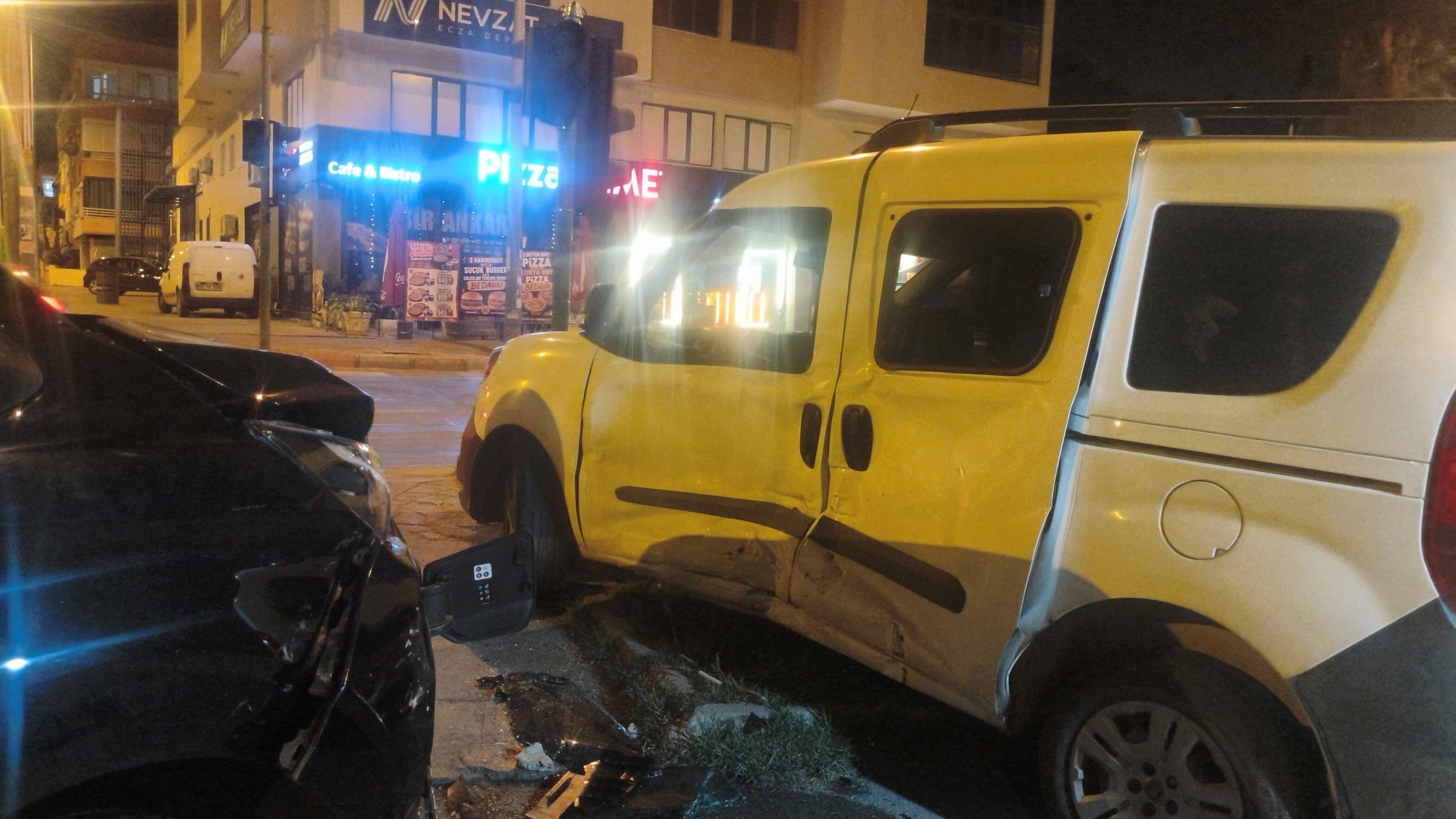 Antalya'da Ortalık Karıştı! Araçlardan Çıkamadılar (4)