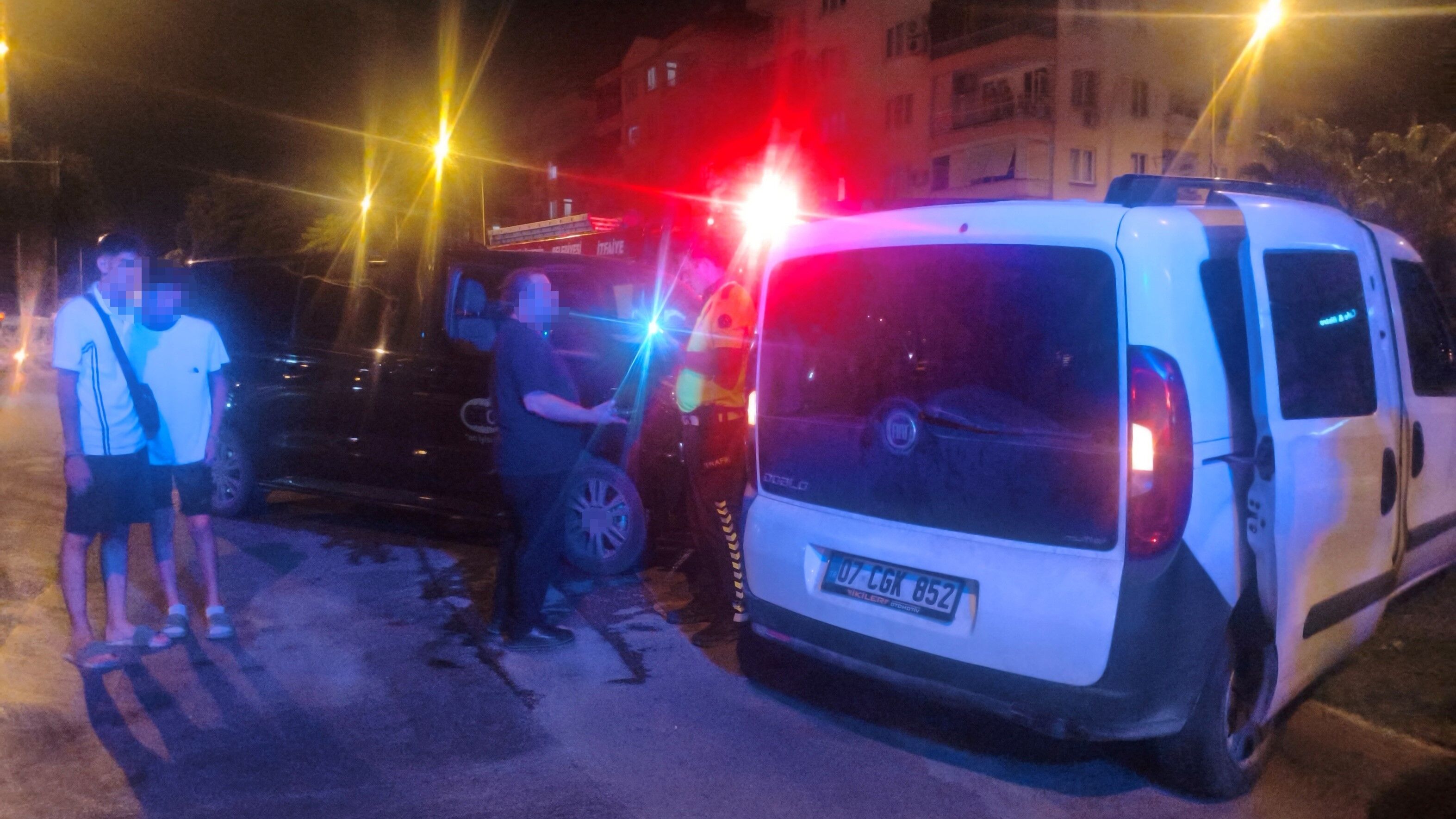 Antalya'da Ortalık Karıştı! Araçlardan Çıkamadılar (5)