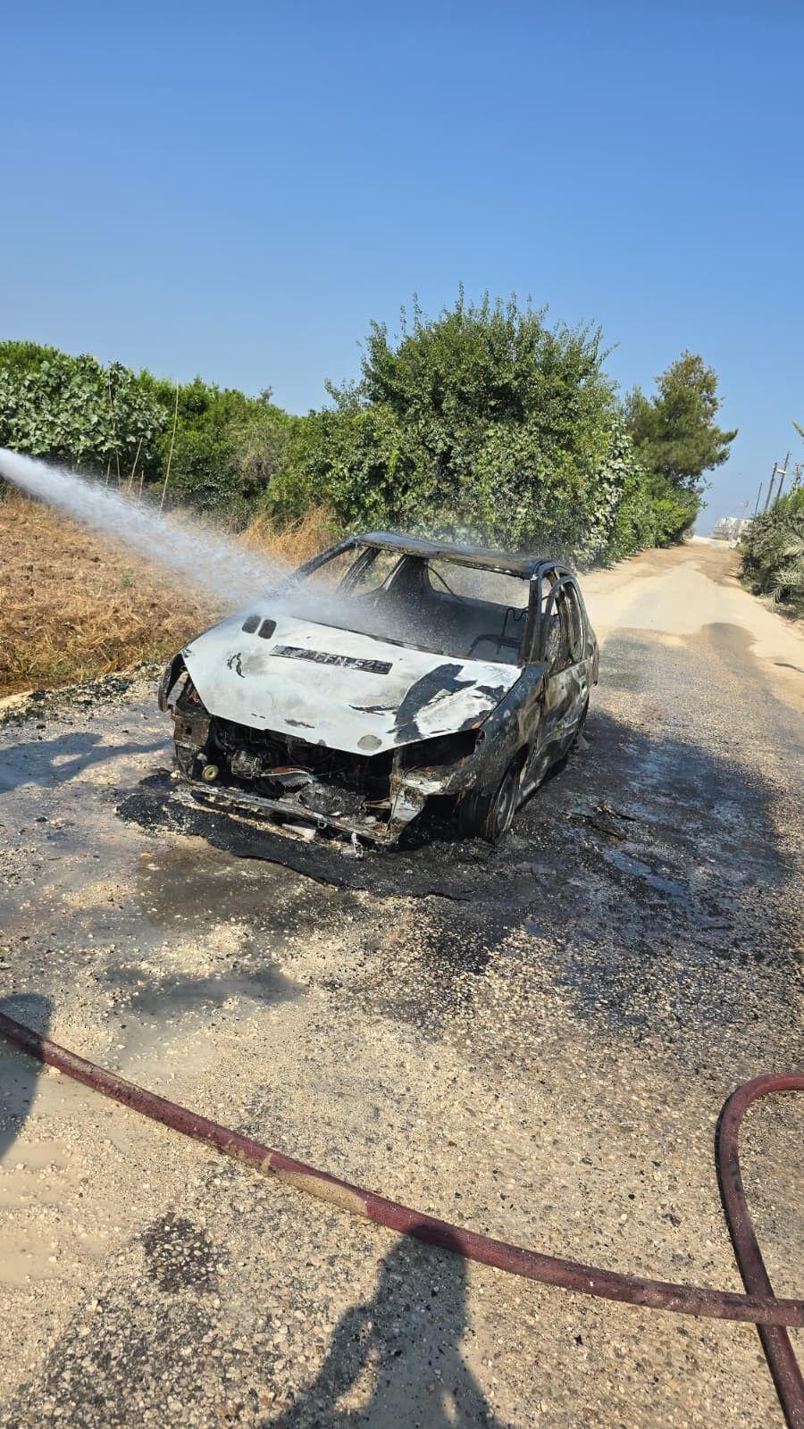 Antalya'da Otomobil Bir Anda Alev Alarak, Tamamen Yandı (2)