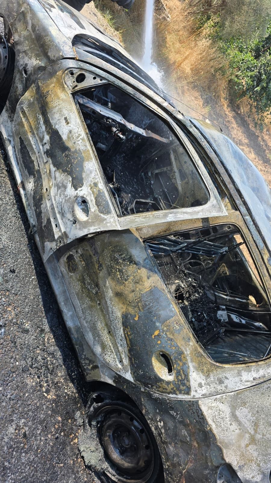 Antalya'da Otomobil Bir Anda Alev Alarak, Tamamen Yandı (4)