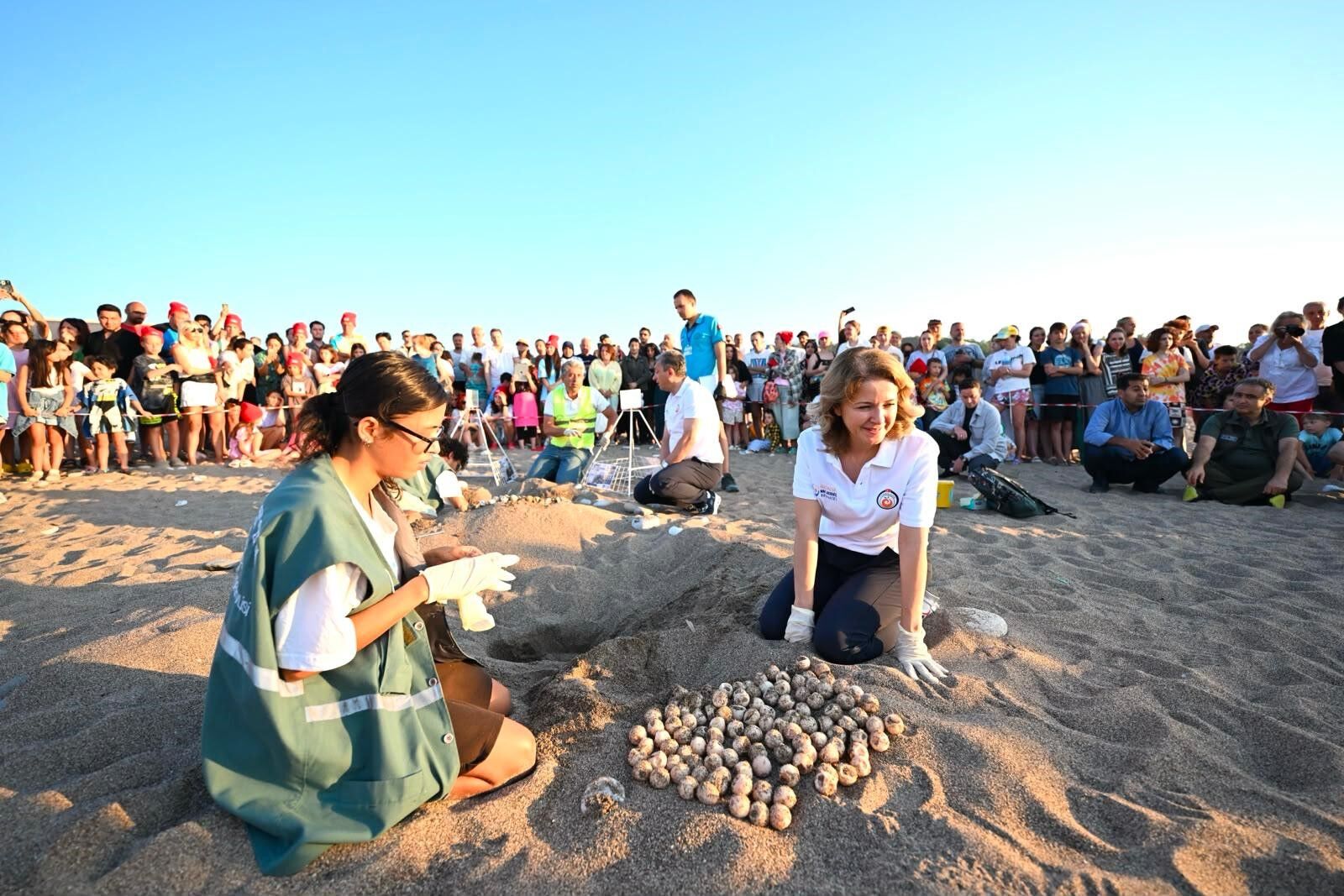 Antalya'da Plaja Bu Kez Kendileri Için Değil, Onlar Için Geldiler (2)