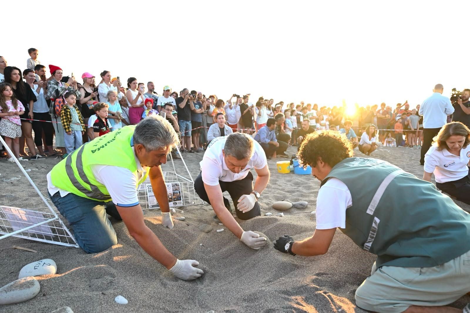 Antalya'da Plaja Bu Kez Kendileri Için Değil, Onlar Için Geldiler (5)