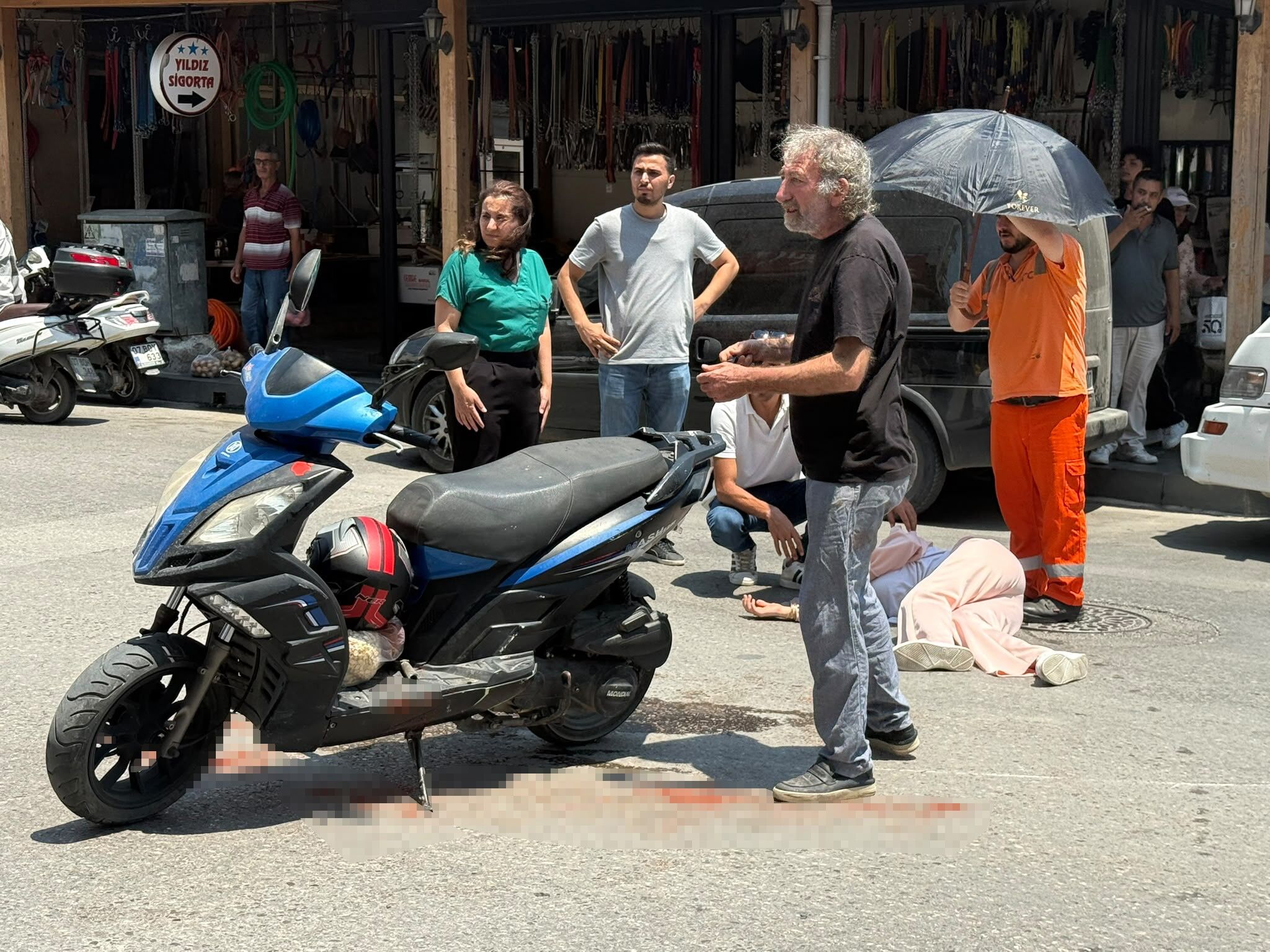 Antalya'da Sağlık Ekipleri Gelene Kadar Güneşten Korudular (1)