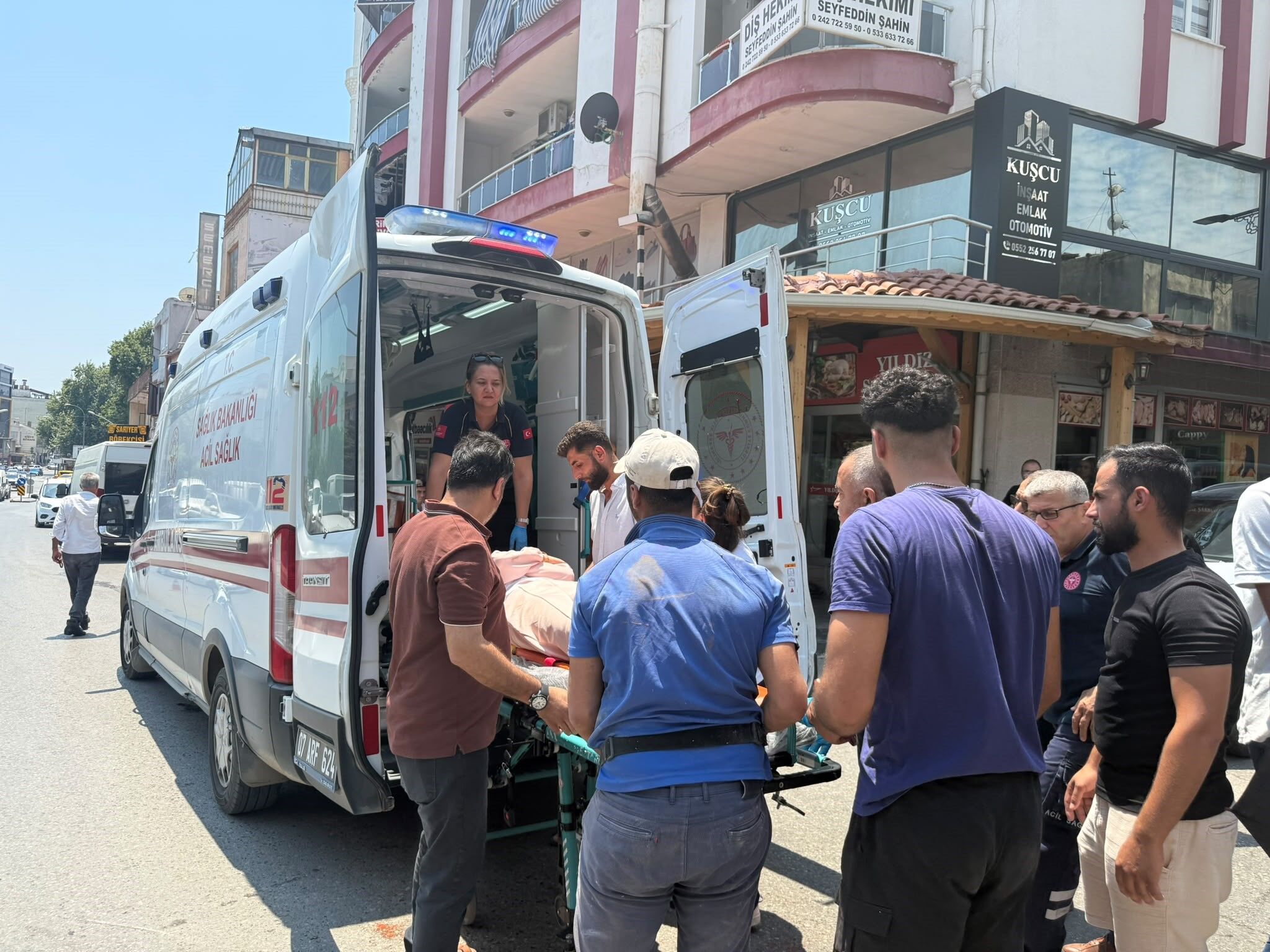 Antalya'da Sağlık Ekipleri Gelene Kadar Güneşten Korudular (4)