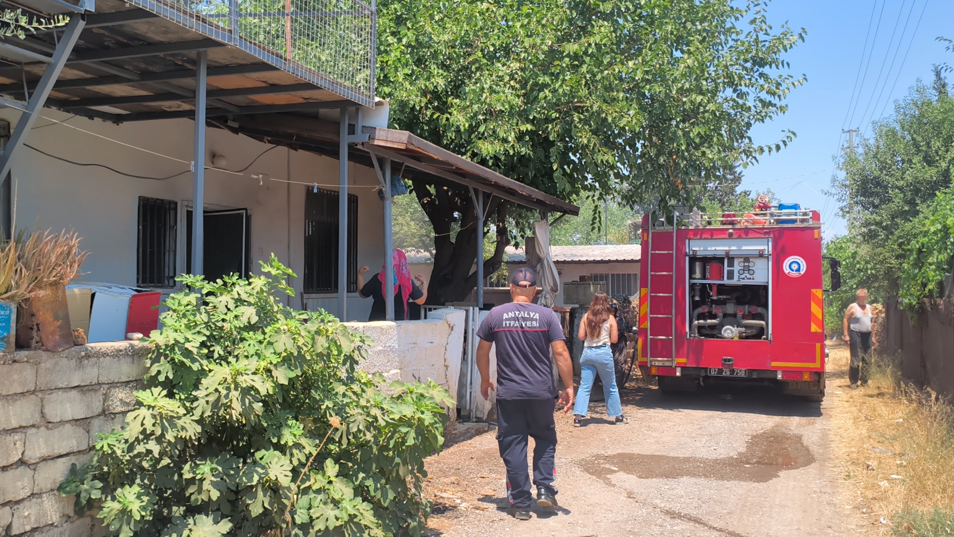 Antalya'da Uzaklaştırma Kararını Duyunca Evi Ateşe Verdi (1)