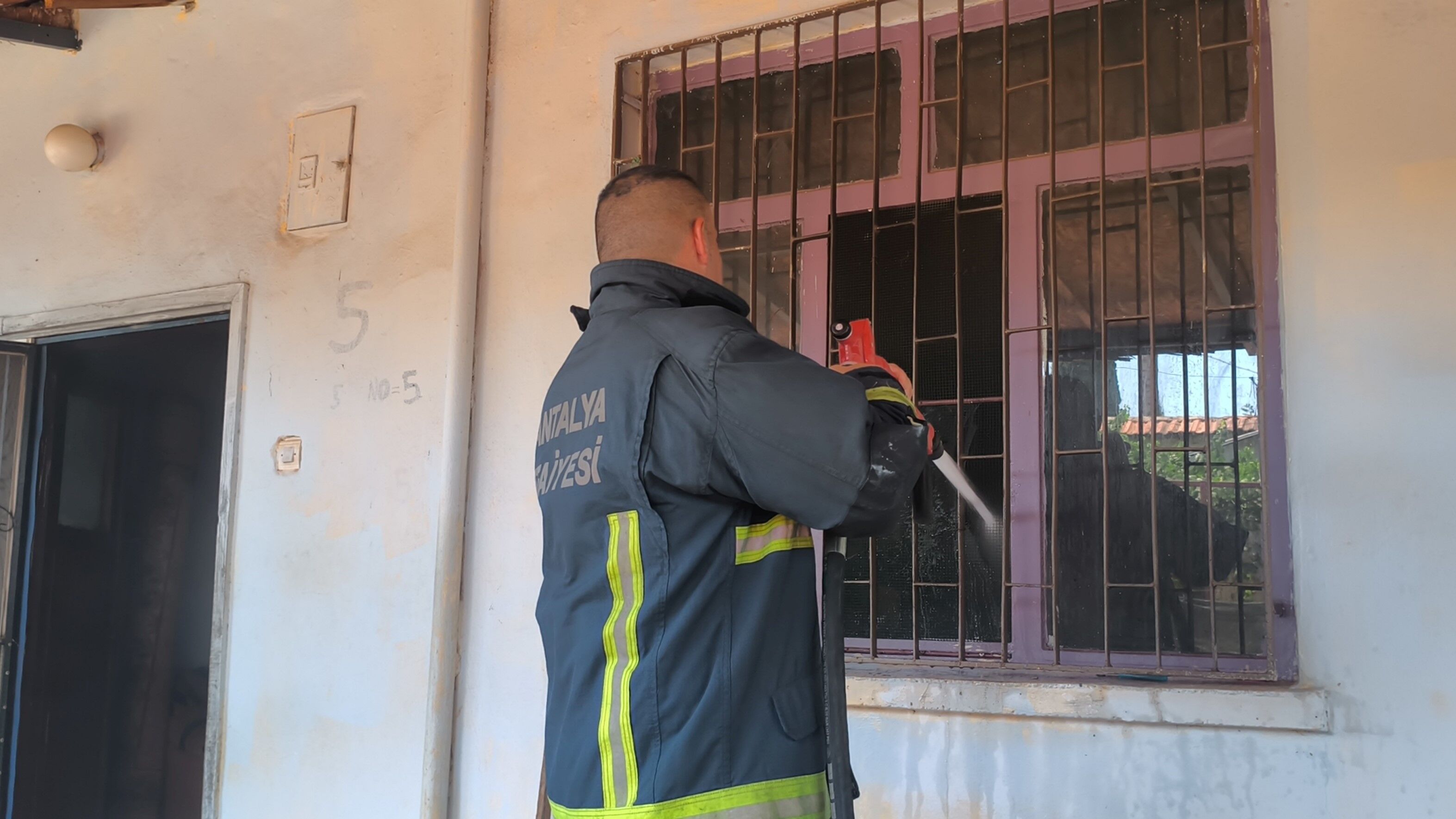 Antalya'da Uzaklaştırma Kararını Duyunca Evi Ateşe Verdi (2)