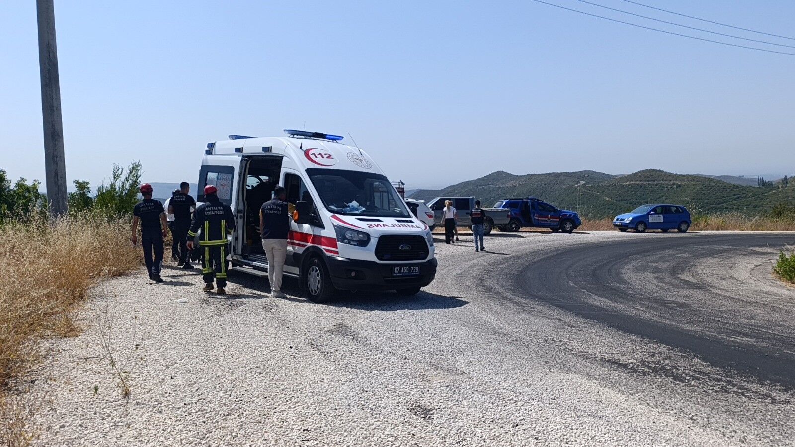 Antalya'da Virajı Alamayan Otomobil Uçtu (2)
