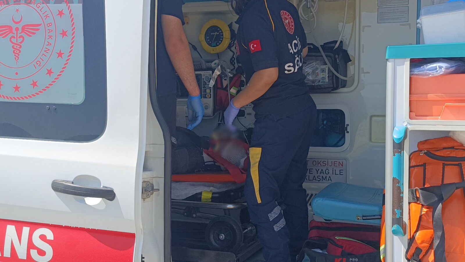 Antalya'da Virajı Alamayan Otomobil Uçtu (3)