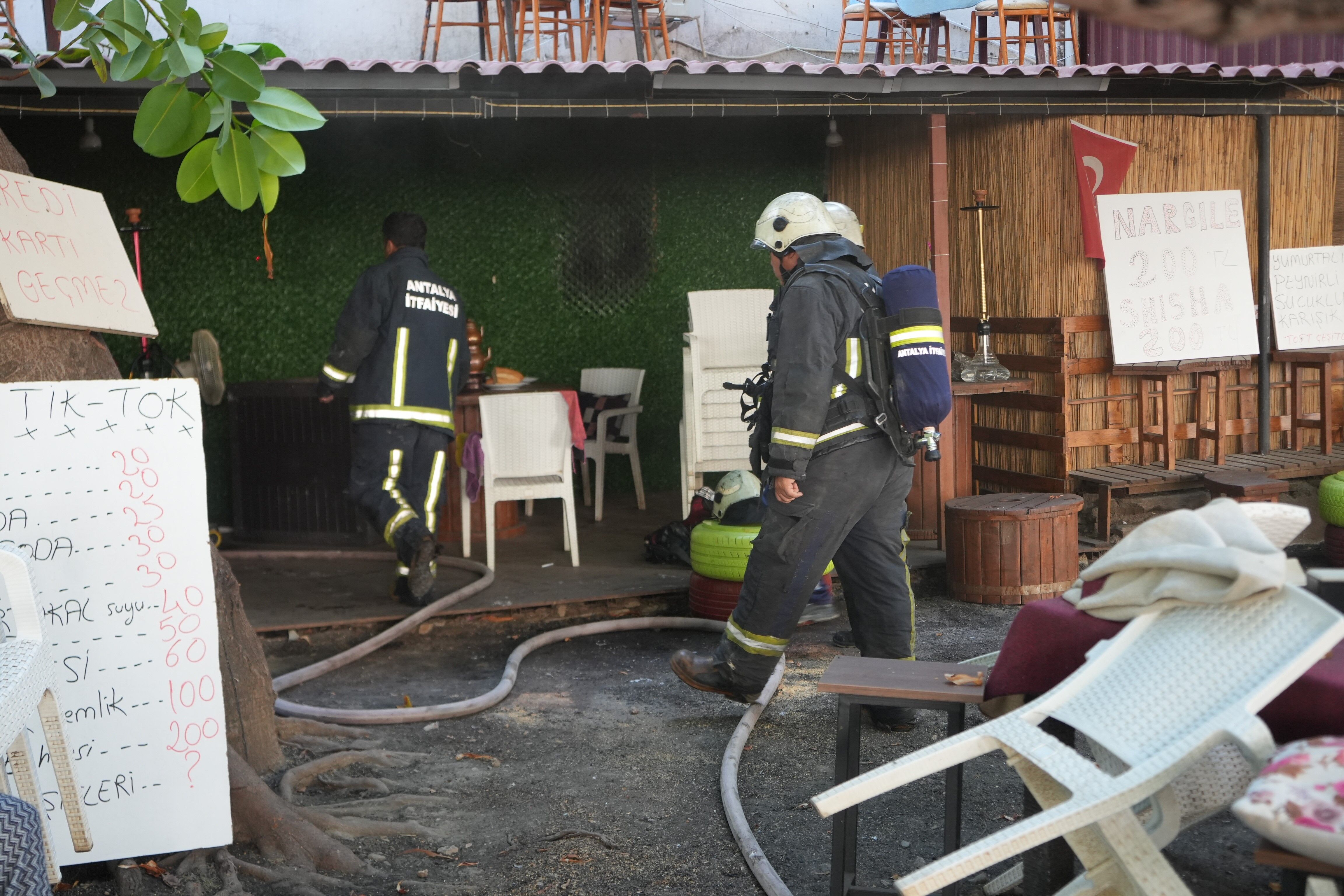 Antalya'da Zabıta Uyardı, Iş Yerini Ateşe Verdi (4)